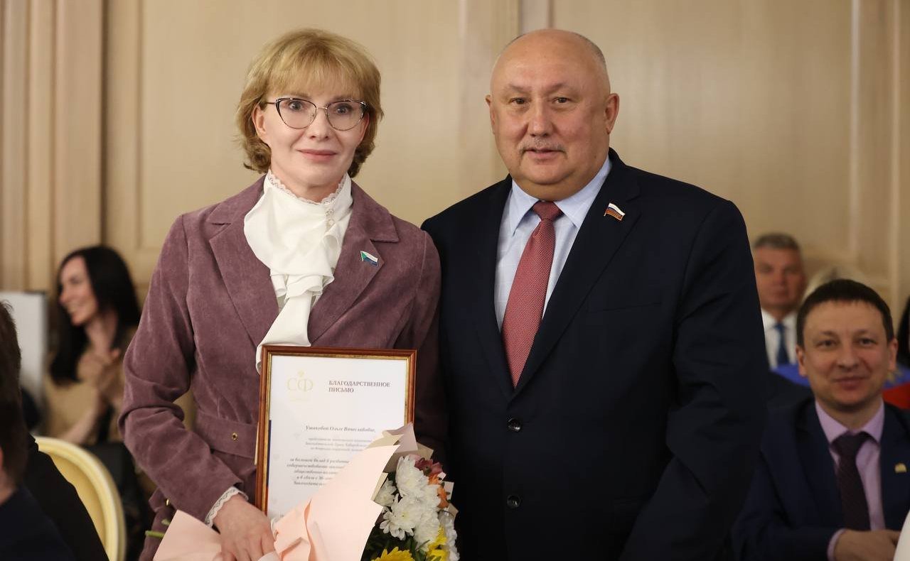 Андрей Базилевский выступил на торжественном собрании, посвященном 30-летию образования Законодательной Думы Хабаровского края и вручил благодарственные письма Совета Федерации