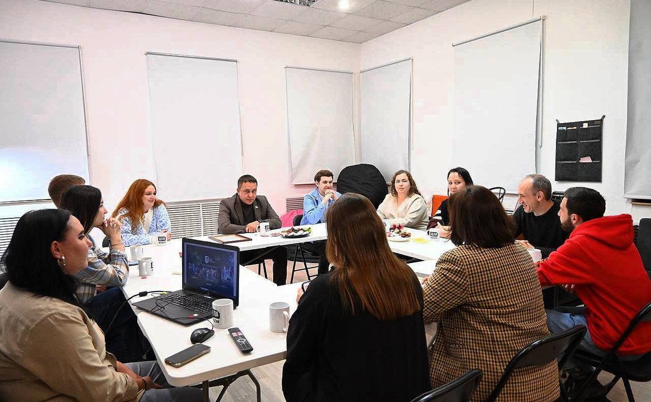 Айрат Гибатдинов вручил диплом проекта «Социальный курс: идеи нового времени» проекту «Ночная мэрия Ульяновска: организация вечернего и ночного досуга в городе»