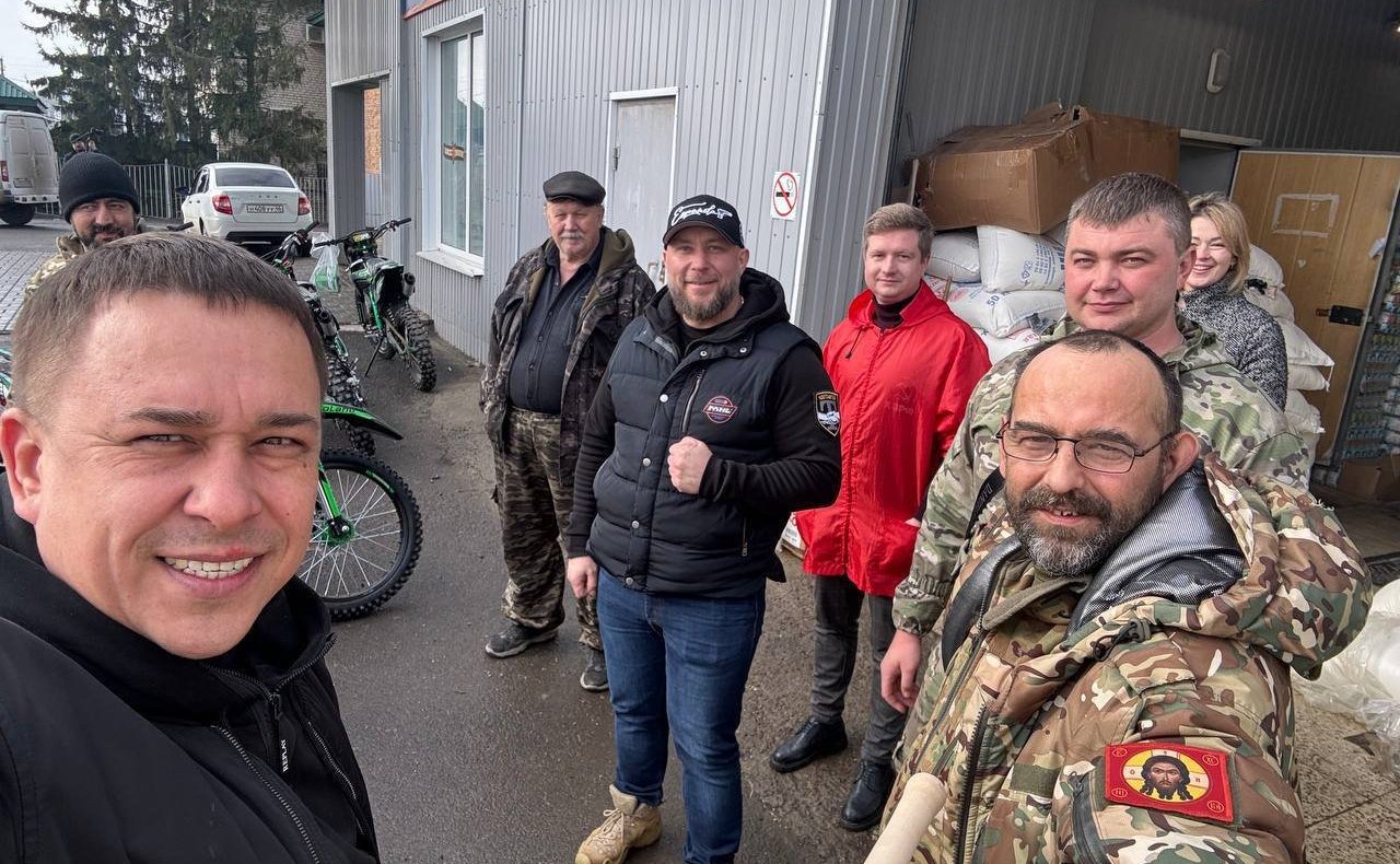 В ходе выезда в Курскую область Айрат Гибатдинов провел встречи с местными жителями и передал гуманитарную помощь в ПВР и в расположения российских военнослужащих