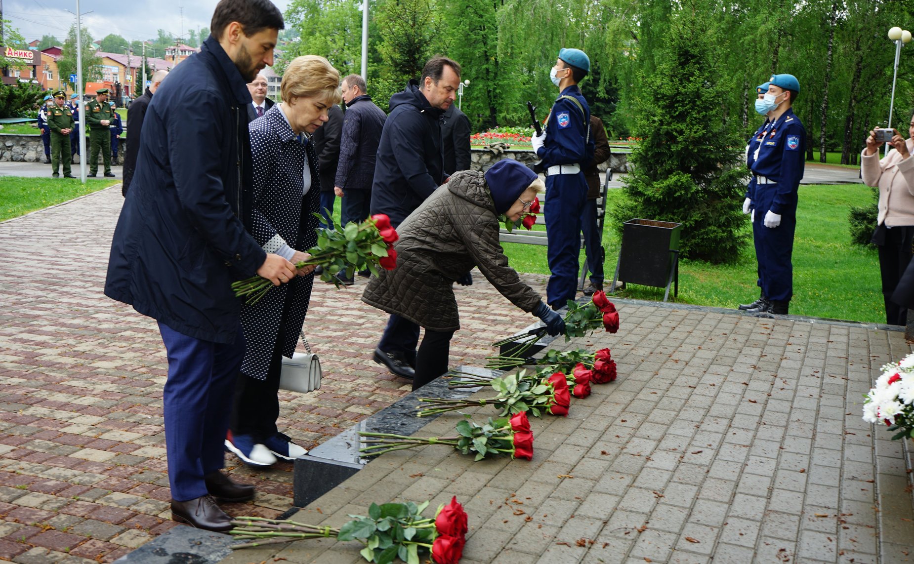 Сенаторы приняли участие в церемонии возложения цветов к Вечному огню на мемориальном комплексе «Парк Победы» в городе Горно-Алтайске, а также к памятнику воинам-землякам, погибшим в локальных войнах и вооруженных конфликтах