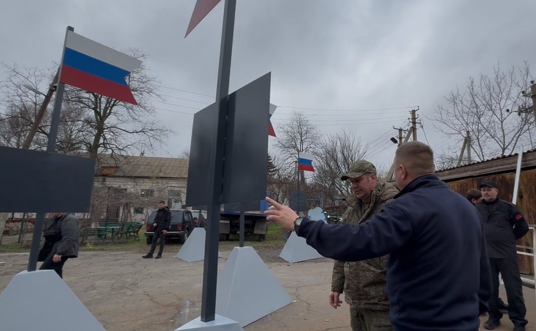 Игорь Кастюкевич посетил в Нижних Серогозах цех, где были изготовлены пять памятных знаков в честь погибших участников СВО