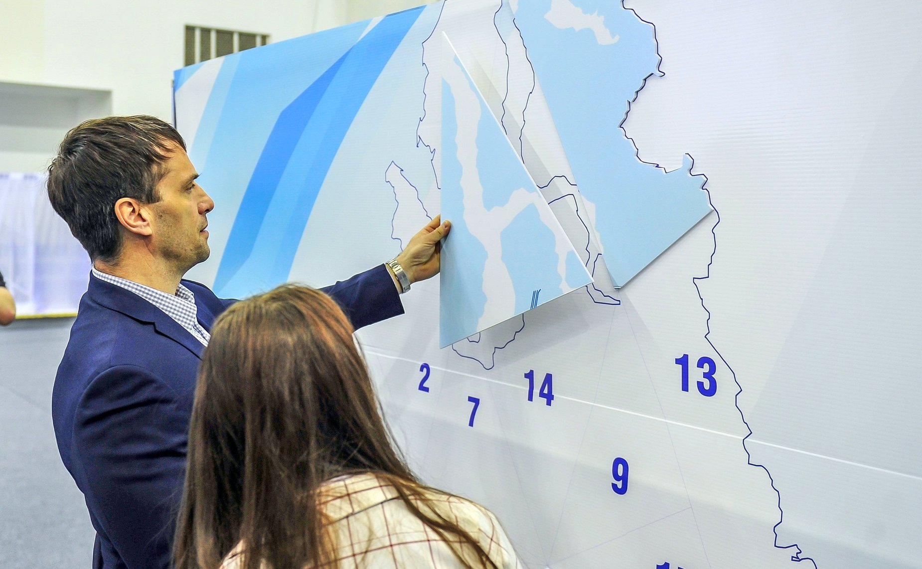 Эдуард Исаков в рамках региональной недели посетил молодежный профориентационный фестиваль в городе Югорске