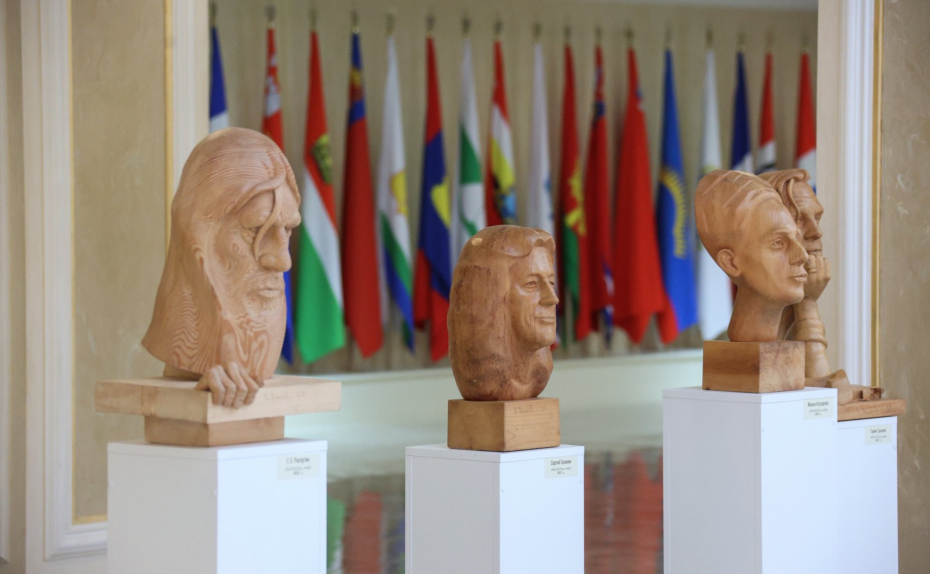 Валентина Матвиенко осмотрела выставку томского скульптора Леонтия Усова «75 – Пространство и Время»