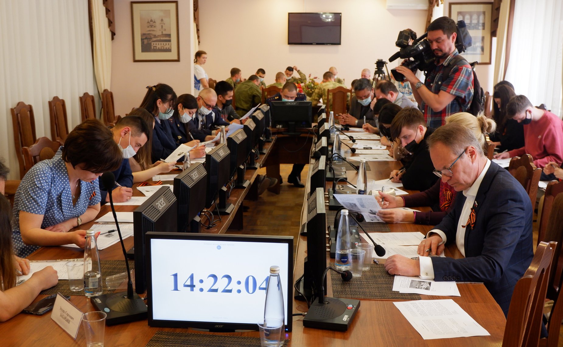 Александр Башкин принял участие в «Диктанте Победы» в читальном зале Астраханской областной научной библиотеки имени Н.К. Крупской