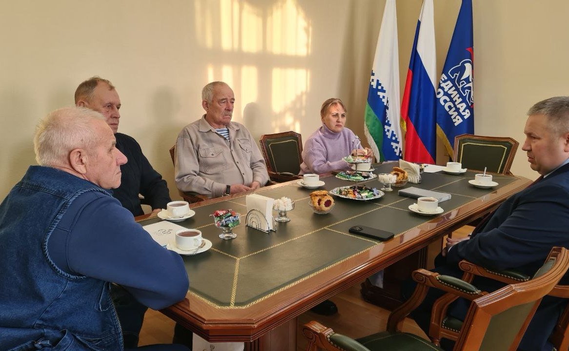 Денис Гусев встретился с ветеранами Нарьян-Марского морского торгового порта