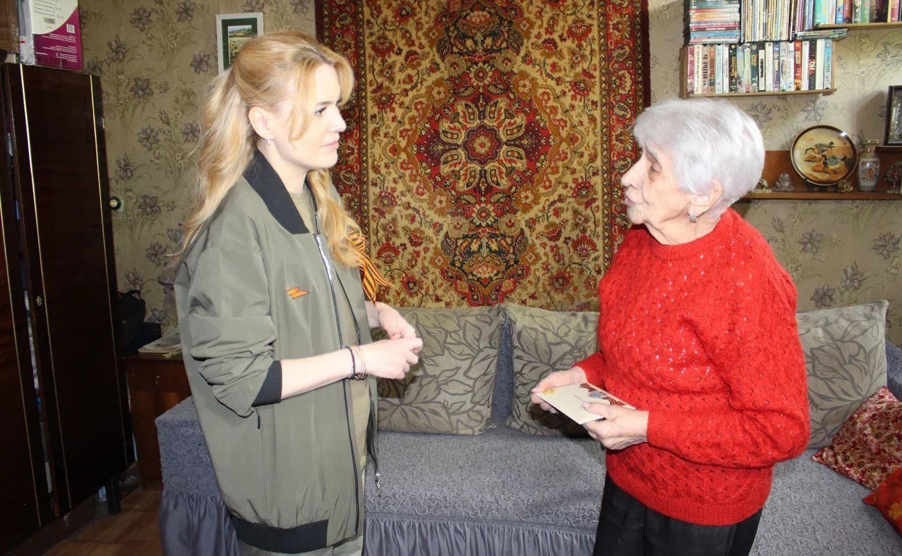 Дарья Лантратова приняла участие в патриотической акции «Сад Памяти», поздравила фронтовика и передала билет на Парад Победы ветерану-блокаднице