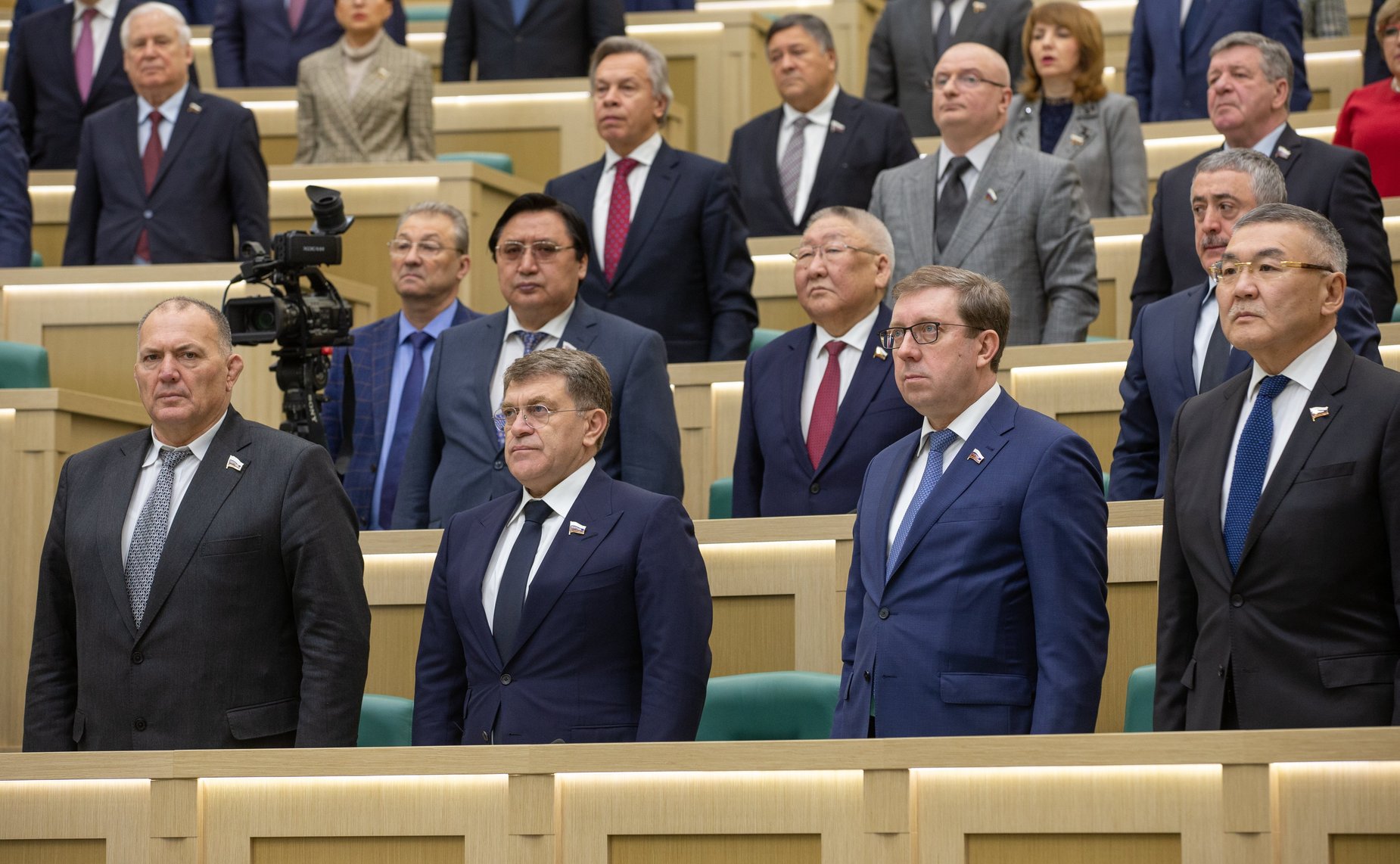 Сенаторы слушают гимн России перед началом 475-го заседания Совета Федерации