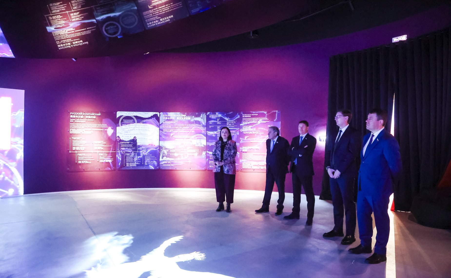 Сенаторы РФ посетили Дом Российско-Китайской дружбы и ознакомились с проектами строительства трансграничной канатной дороги через реку Амур и международного конгрессного выставочного центра, гостиничного комплекса