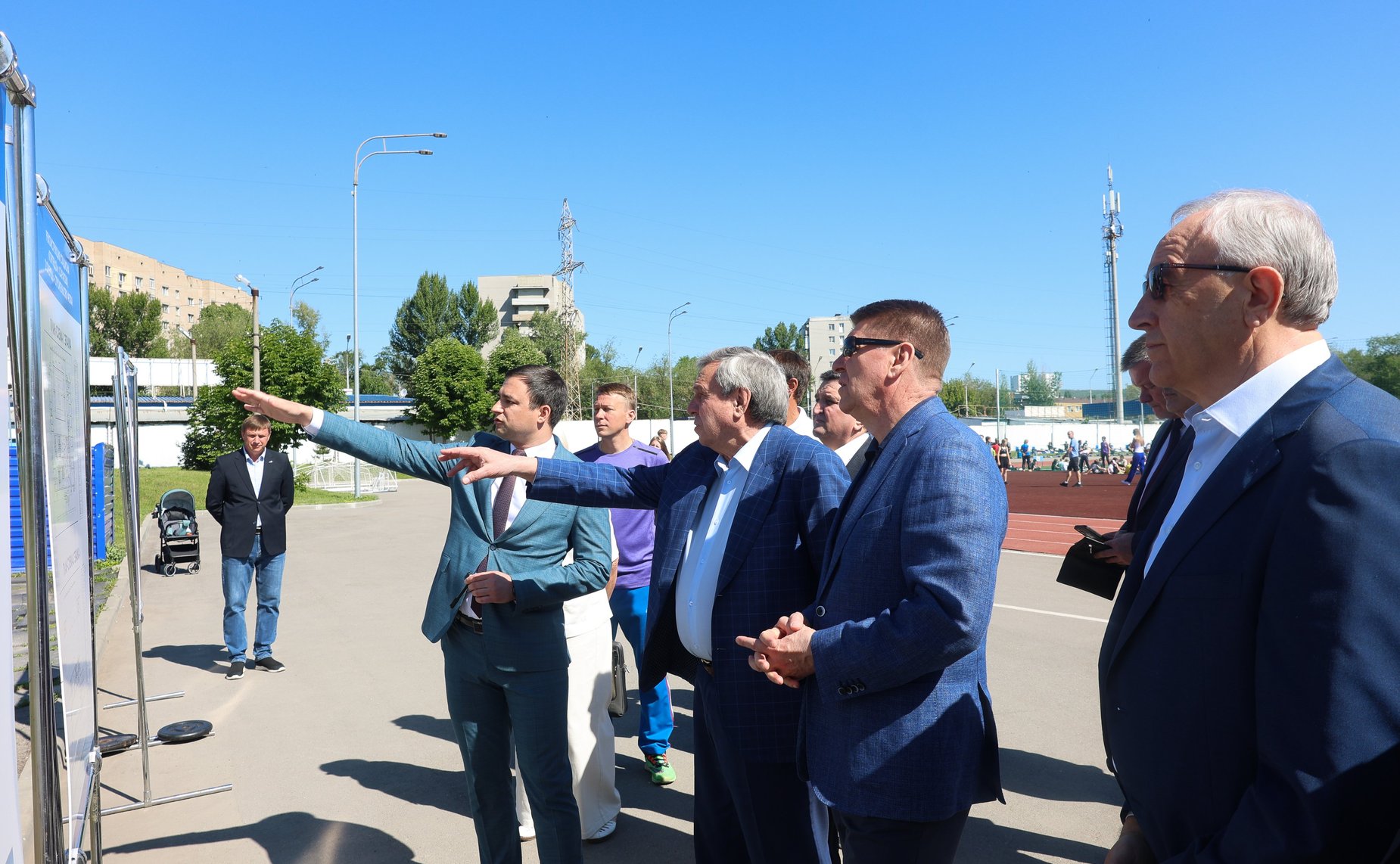 В ходе поездки сенаторы РФ побывали на стадионе «Торпедо», где в планах строительство универсального спортзала и реконструкция водноспортивной базы «Олимпия» в Энгельсе