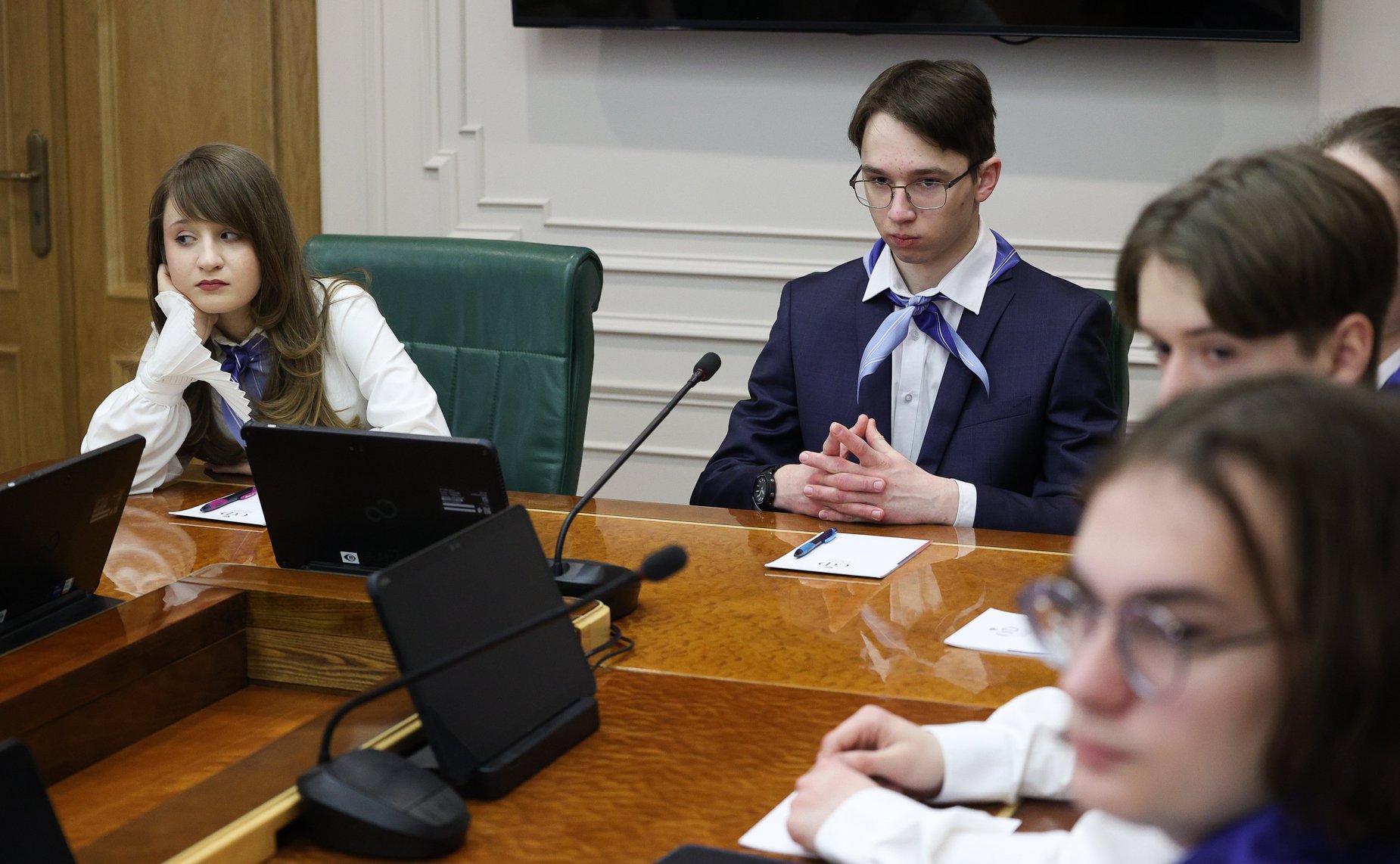 Встреча заместителя Председателя Совета Федерации Юрия Воробьева с учащимися Университетской гимназии МГУ