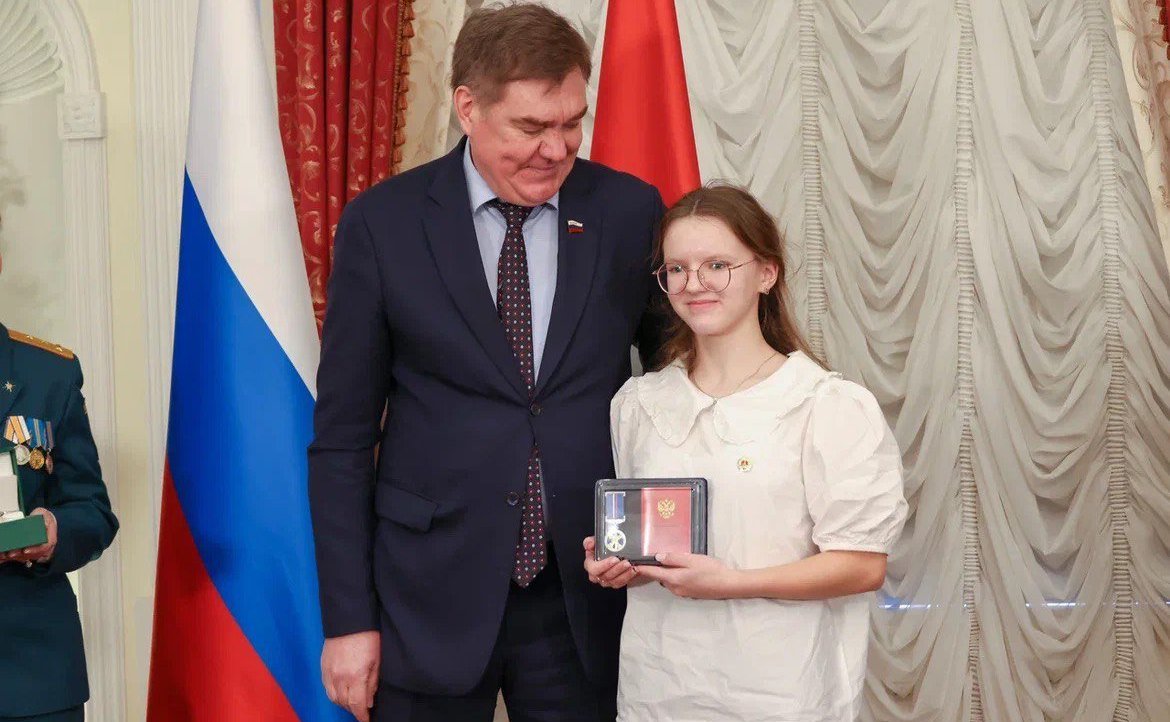 Александр Савин вручил медали за проявленное мужество юным калужанам