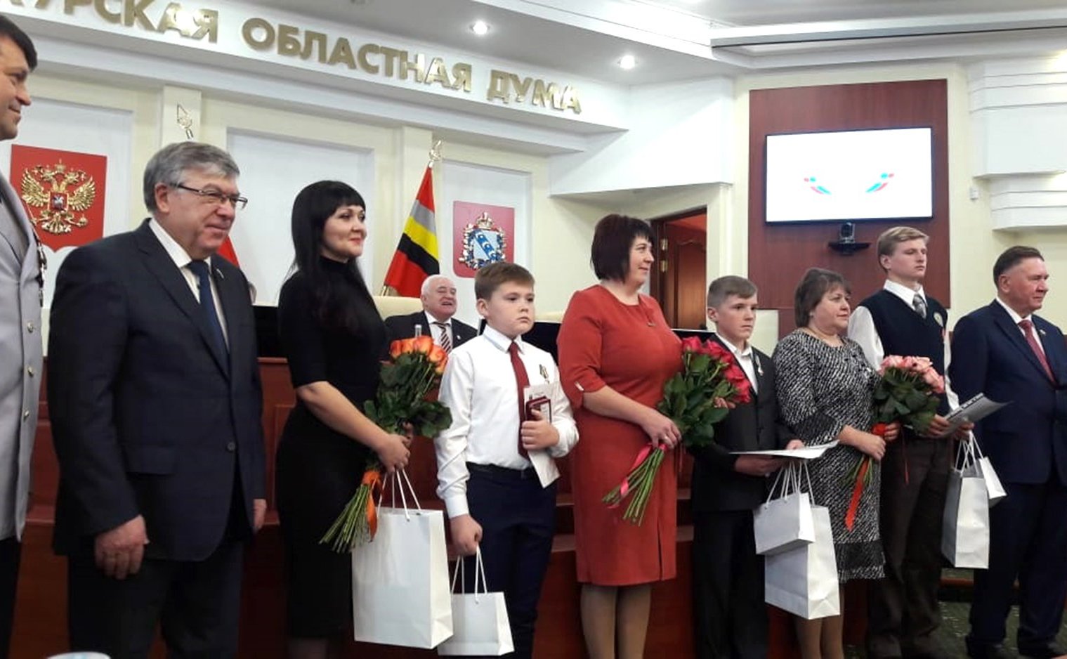 Валерий Рязанский и Александр Михайлов в Курске наградили детей-героев