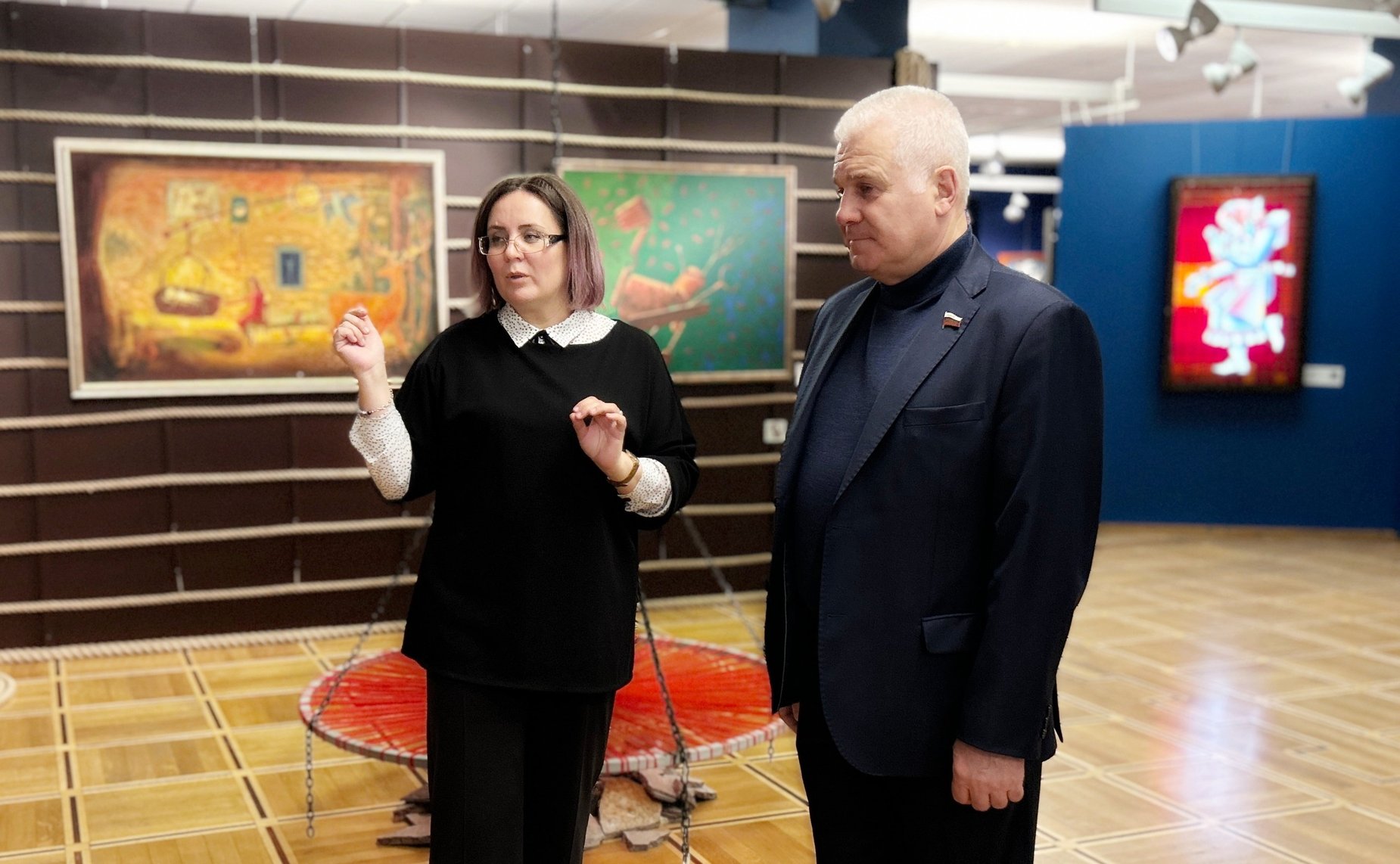 Сергей Мартынов посетил в Йошкар-Оле выставку, представляющую судьбу этноса мари сквозь призму изобразительного искусства