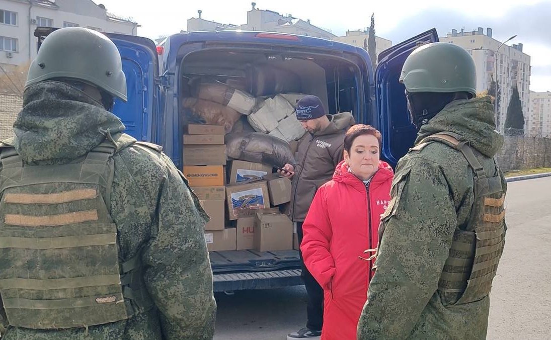 Лариса Мельник передала бойцам 810-й бригады морской пехоты гуманитарную помощь от жителей Севастополя