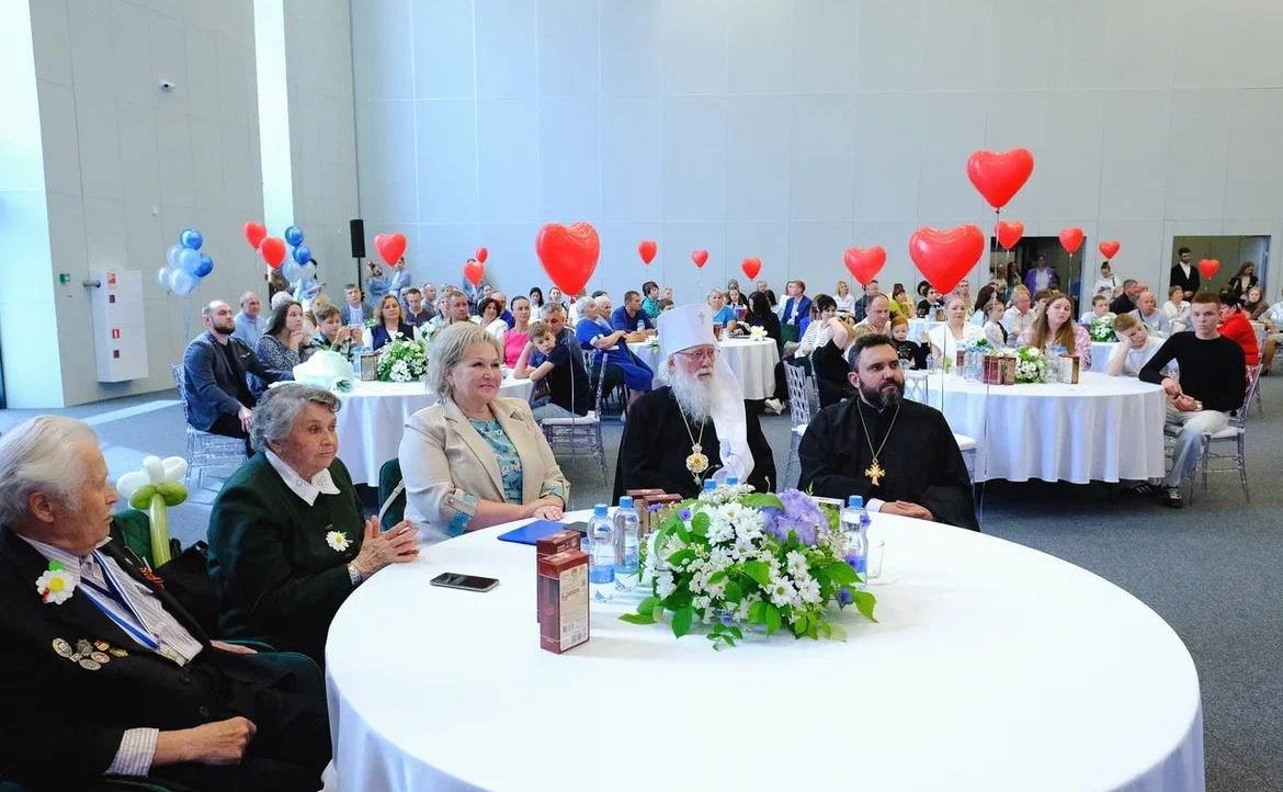 Елена Писарева вручила медаль «За любовь и верность» семейной паре из Великого Новгорода