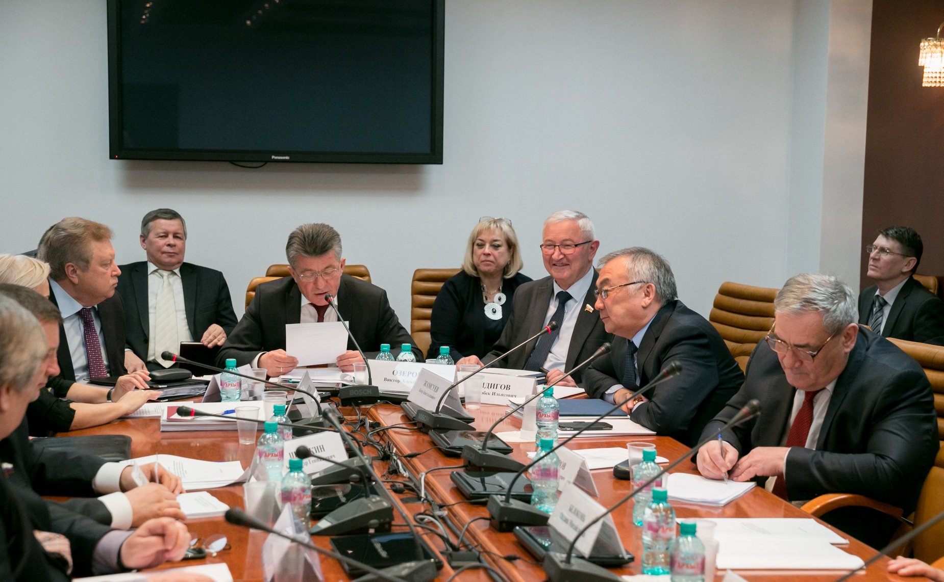 Виктор Озеров провел «круглый стол», посвященный реализации Закона РФ «Об увековечивании памяти погибших при защите Отечества» в части проведения поисковой работы, захоронения погибших и содержания воинских захоронений»