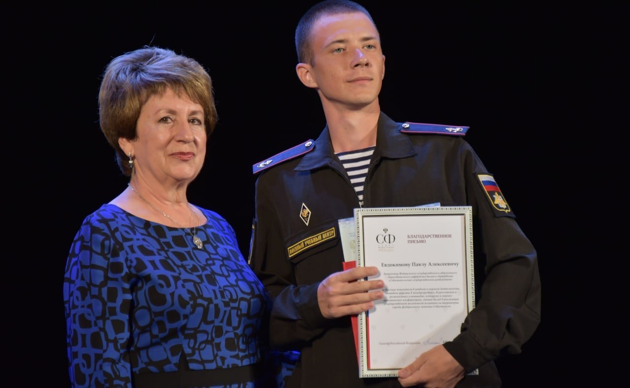 В Севастопольском академическом русском драматическом театре имени А. В. Луначарского чествовали лучших выпускников Севастопольского государственного университета – студентов, окончивших ВУЗ с отличием