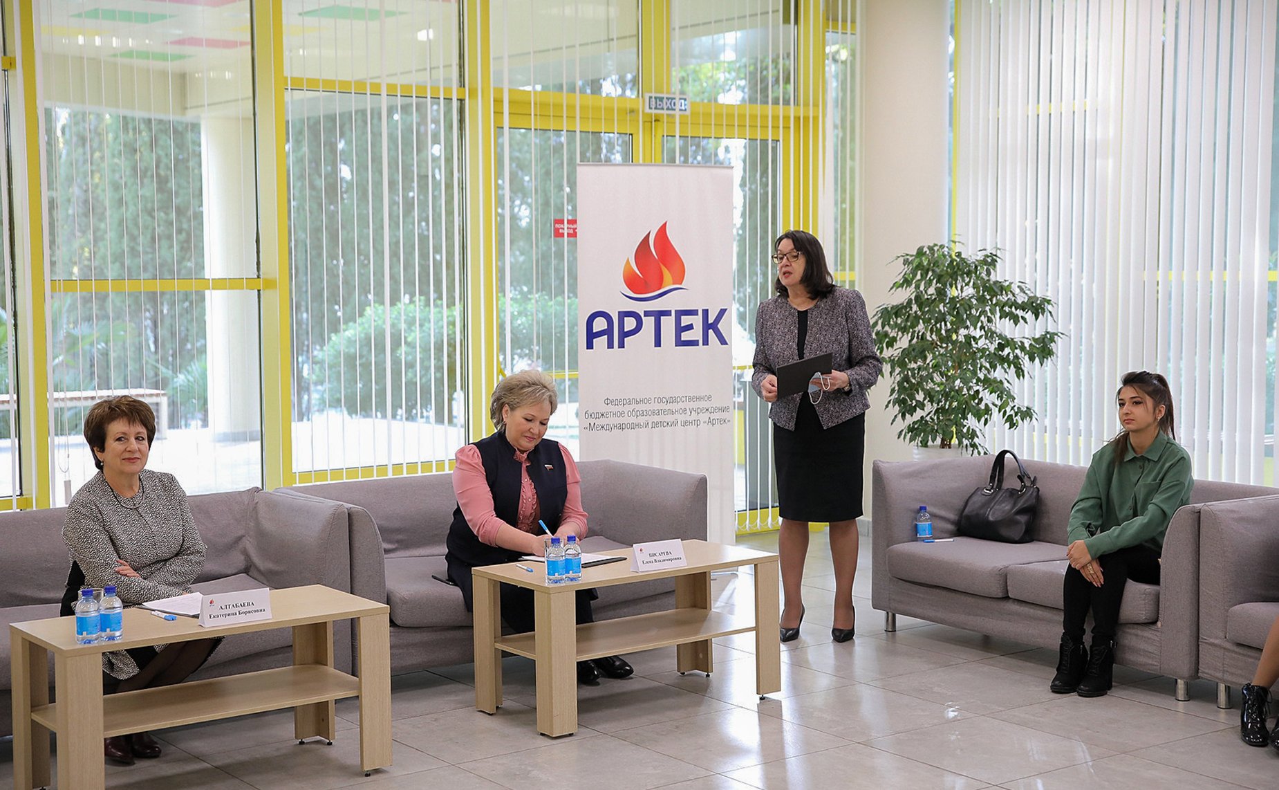 Екатерина Алтабаева и Елена Писарева посетили международный детский центр «Артек» и приняли участие в заседании «круглого стола» на тему «Защита интересов и прав детей в современной России»