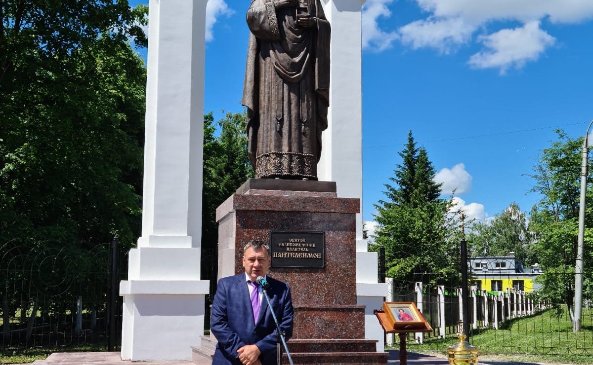 Оксана Хлякина приняла участие в церемонии открытия в Липецке памятника великомученику и целителю Пантелеимону, изготовленному и установленному в память медиков