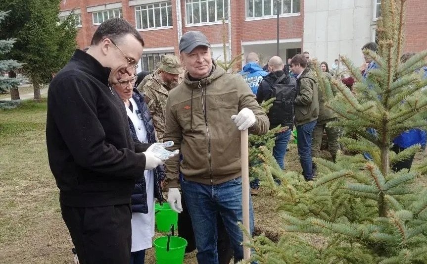 Виктор Шептий принял участие в традиционном весеннем субботнике на территории госпиталя для ветеранов войн