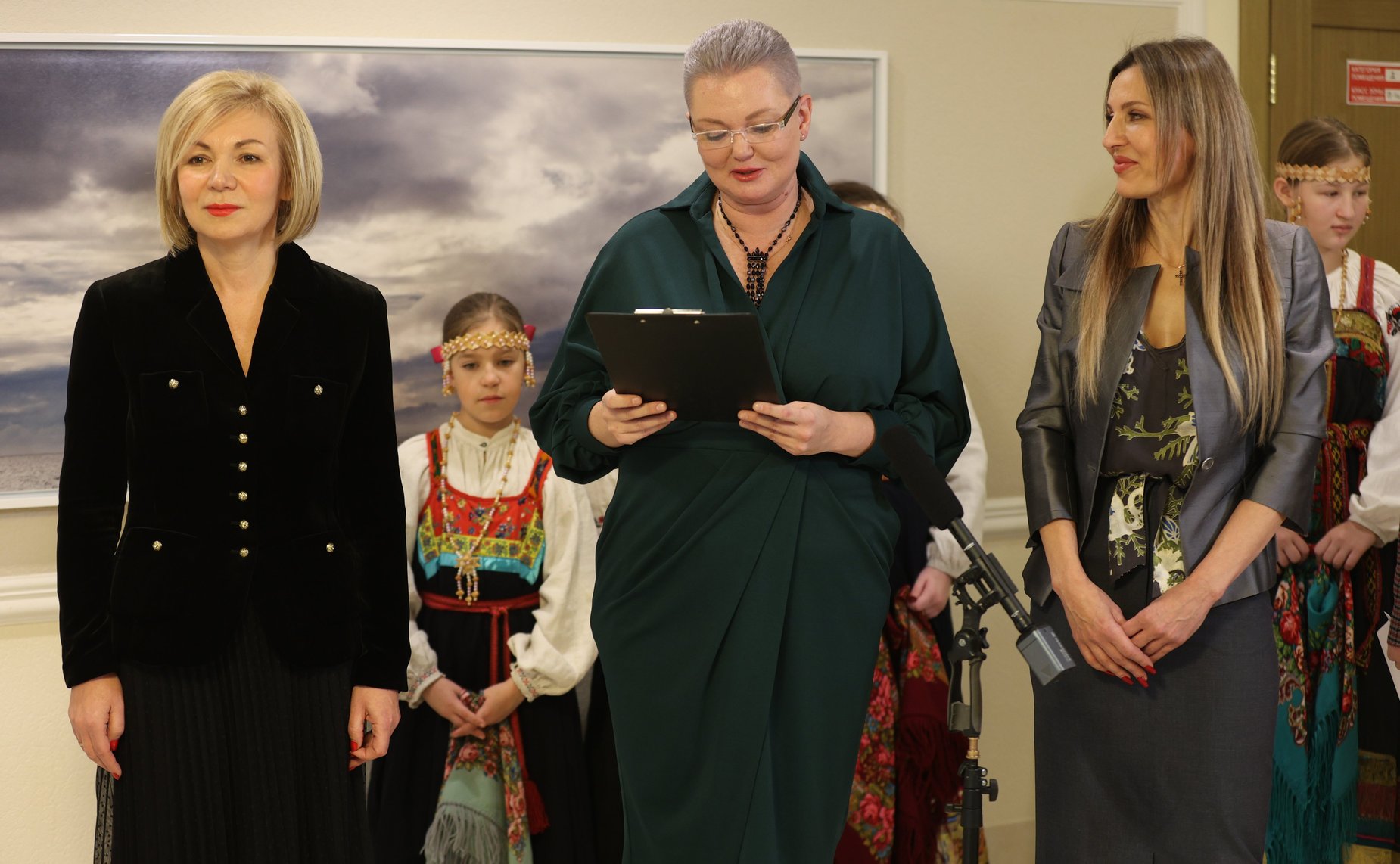 Открытие в Совете Федерации выставки картин, посвященная сюжетам деревенской жизни, народным праздникам и обрядам