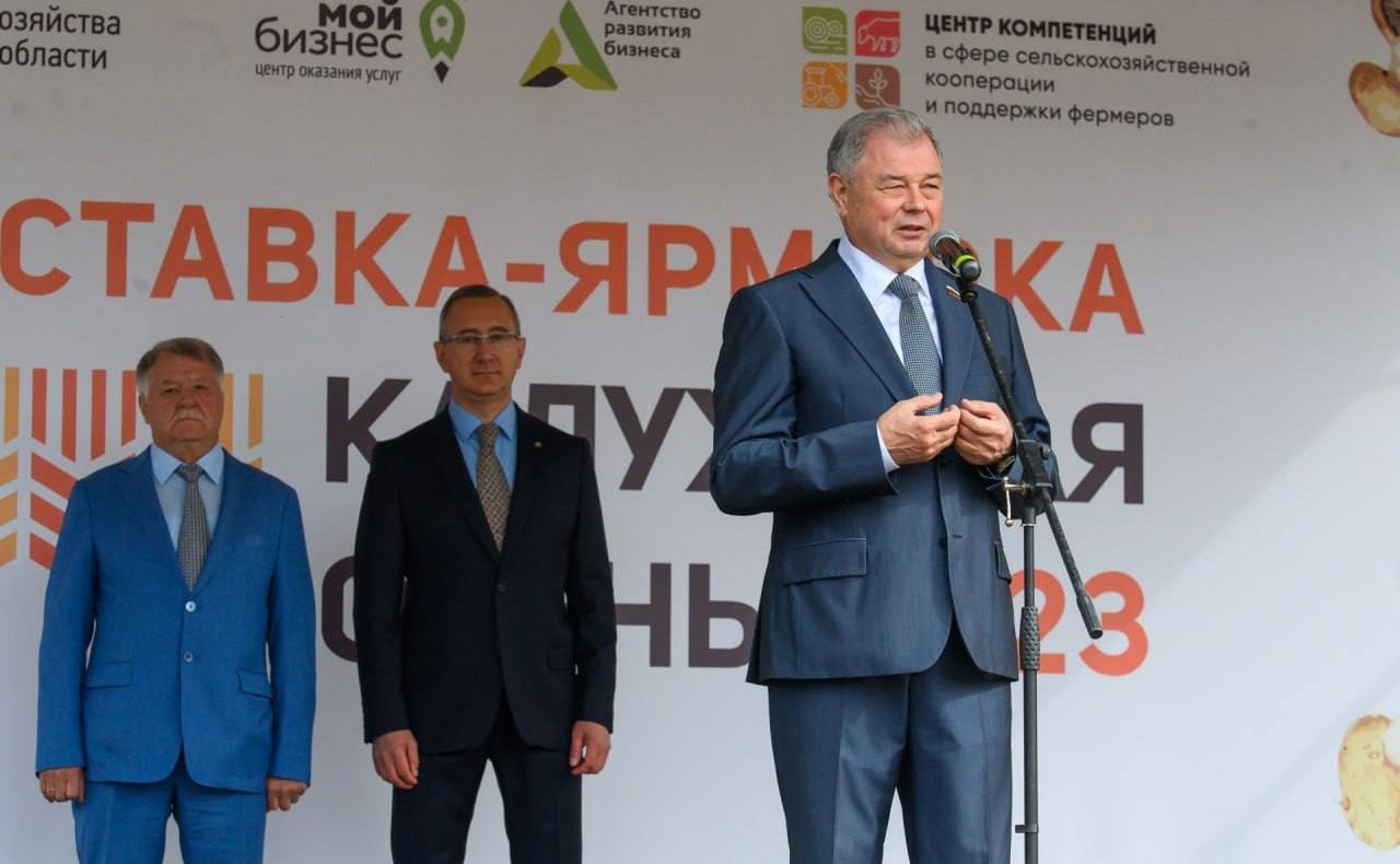 Анатолий Артамонов и Александр Савин посетили мемориальный комплекс «Безымянная высота» в Куйбышевском районе Калужской области