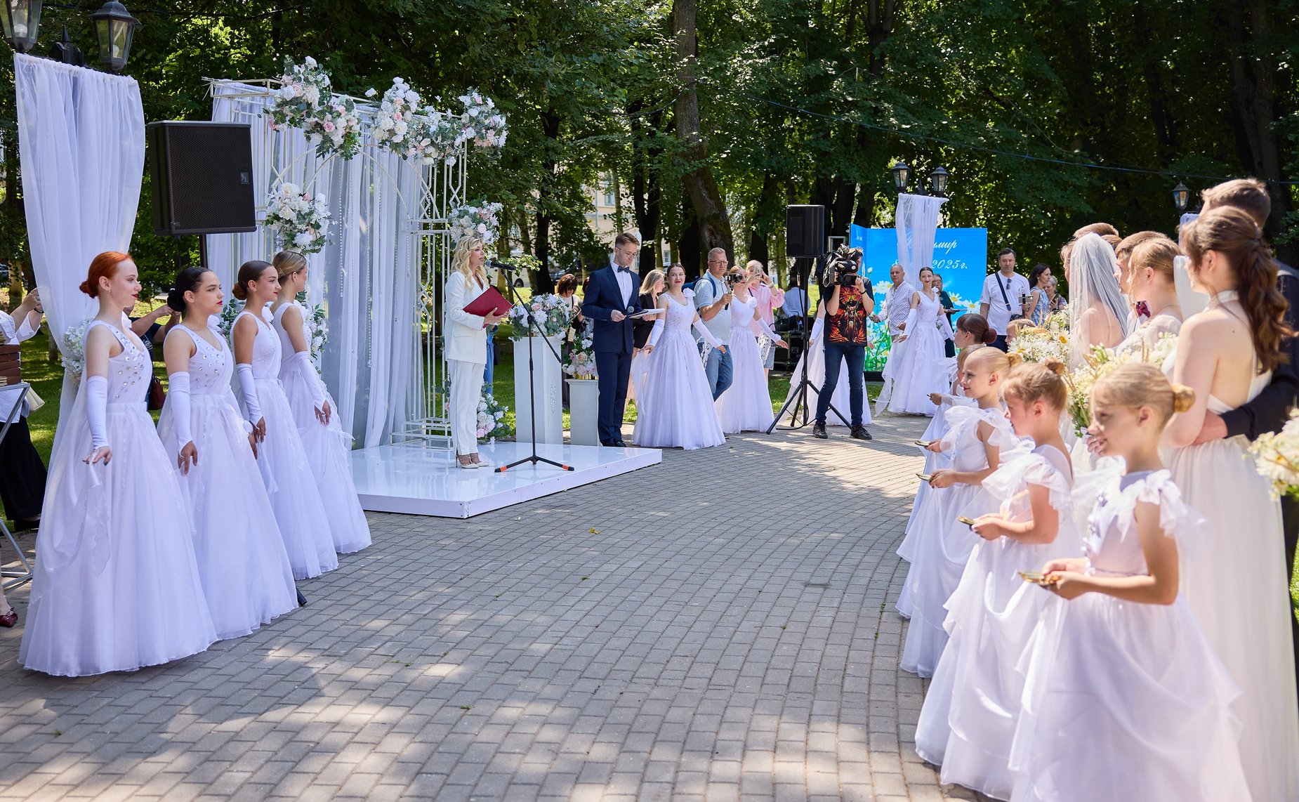 В День семьи, любви и верности во Владимирской области состоялось Всероссийская акция «День рождения семьи», в ходе которой сенаторы поздравили молодожёнов