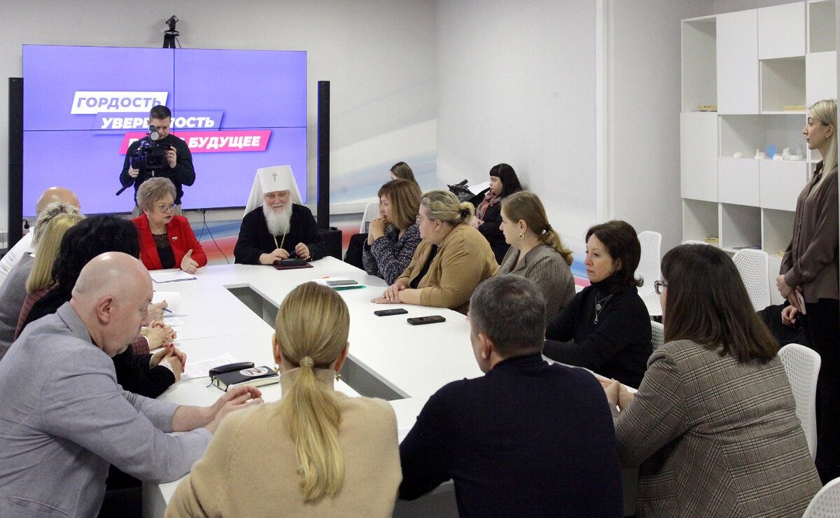 Оксана Хлякина в ходе рабочей поездки в регион провела круглый стол на тему «Крепкая семья — основа благополучия России»