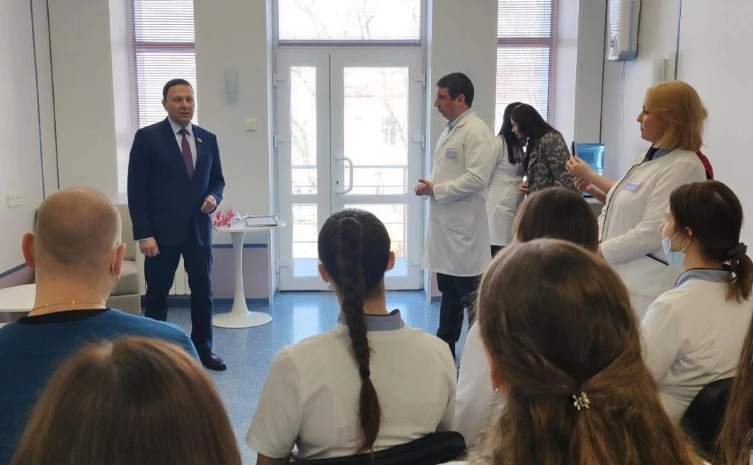 Александр Ролик в ходе работы в регионе ознакомился с организацией комплексной реабилитационной помощи, побеседовал с пациентами и провел встречу с коллективом