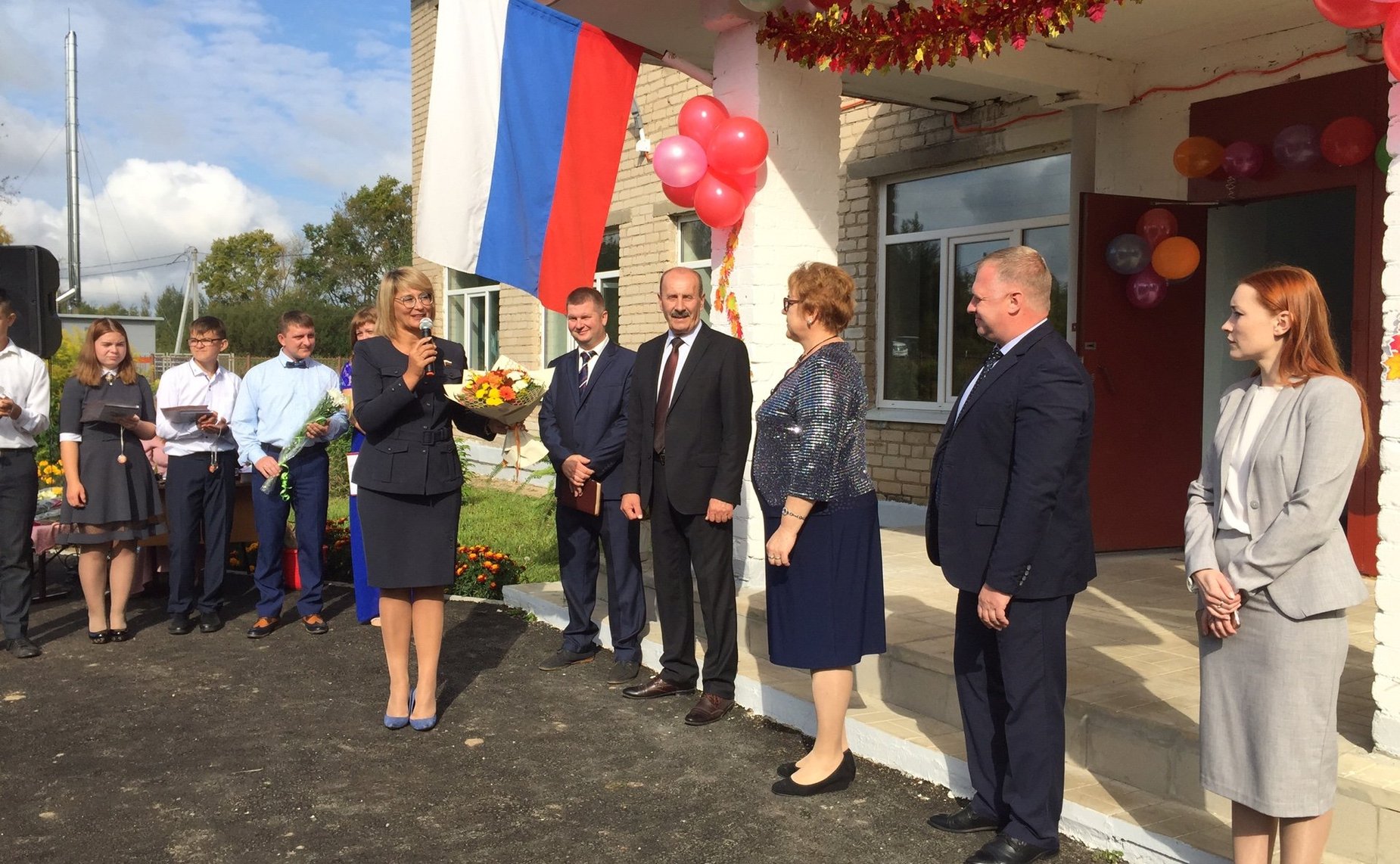 Наталия Косихина приняла участие в торжественной линейке Полянской основной школы в деревне Поляна Гаврилов-Ямского района Ярославской области