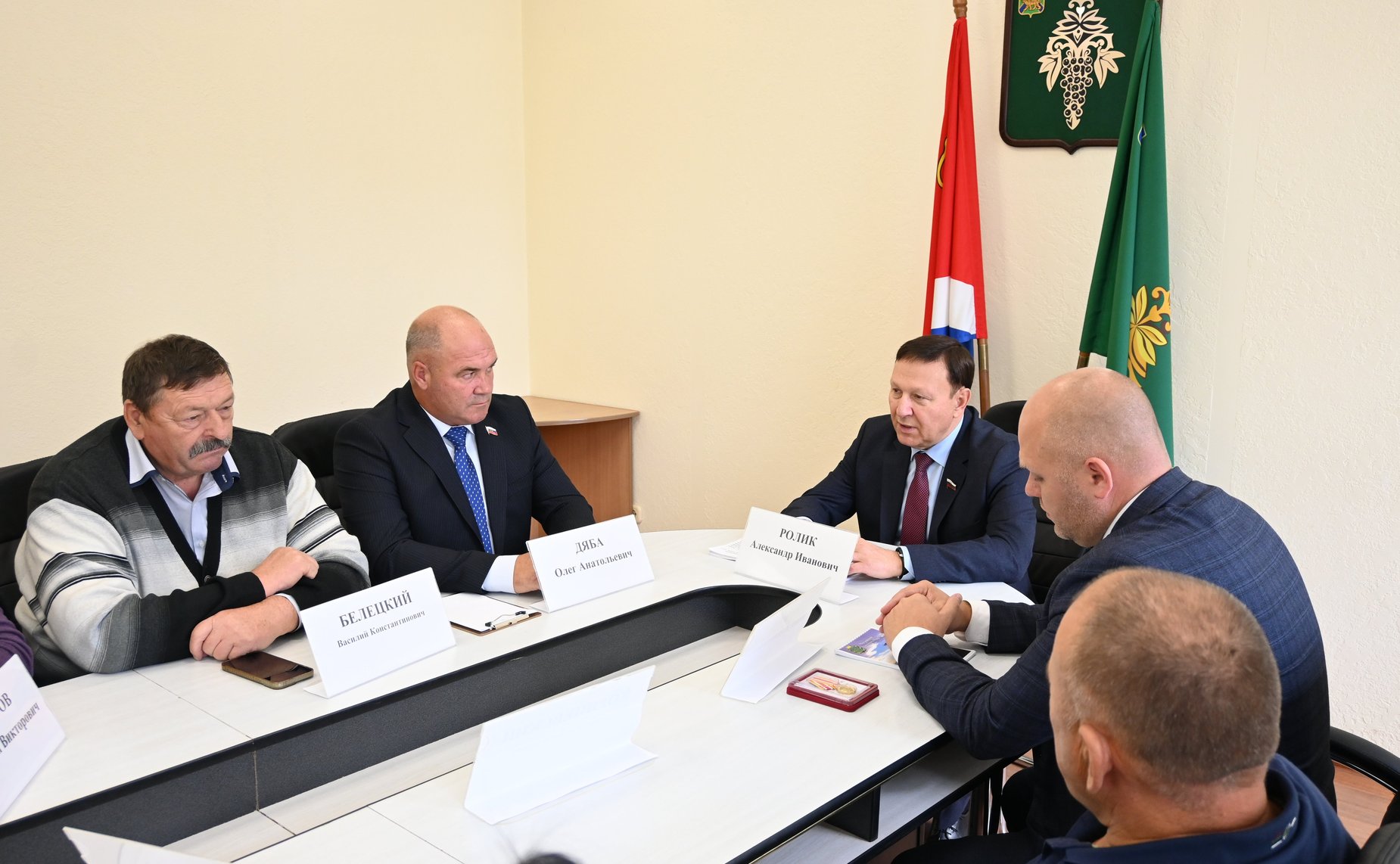 Александр Ролик вручил приморским семьям почетный знак «Семейная доблесть»