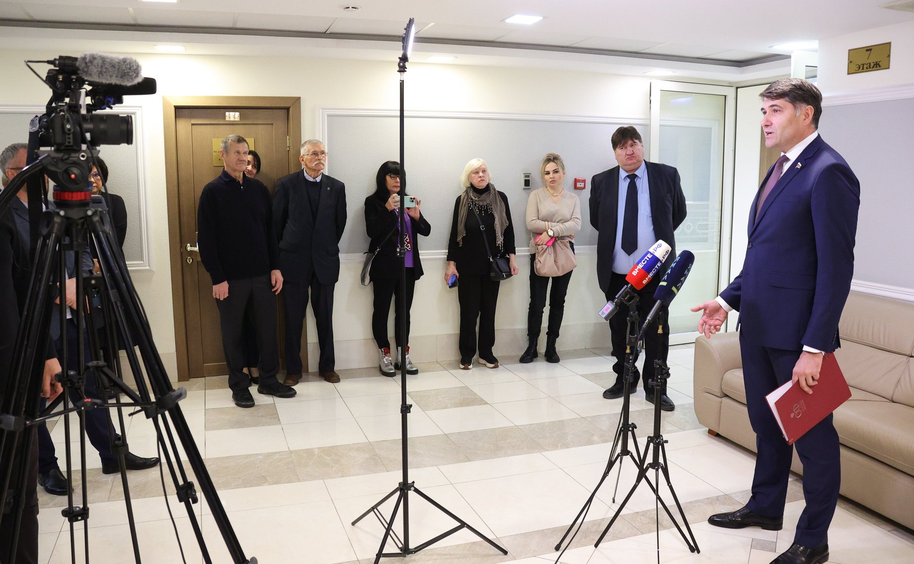 Владимир Пушкарев открыл выставку «Ямал. Сохранение традиций»