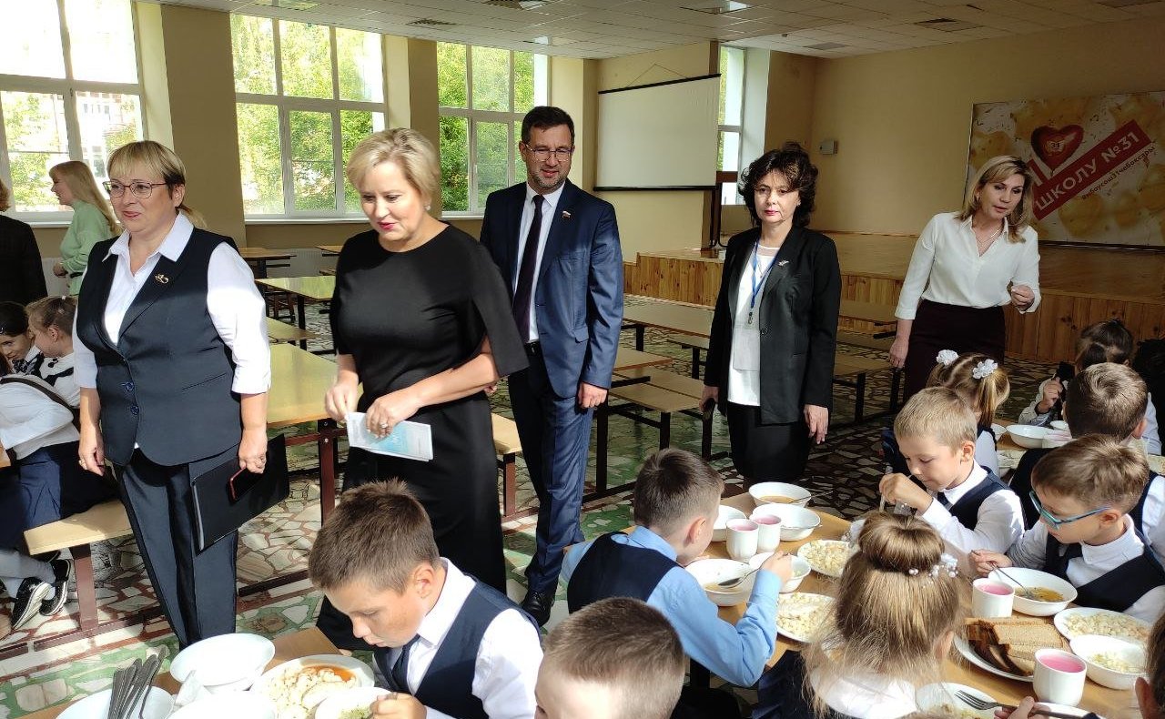 Николай Владимиров в рамках работы в регионе проверил ход реализации программы обеспечения горячим питанием в школах города Чебоксары