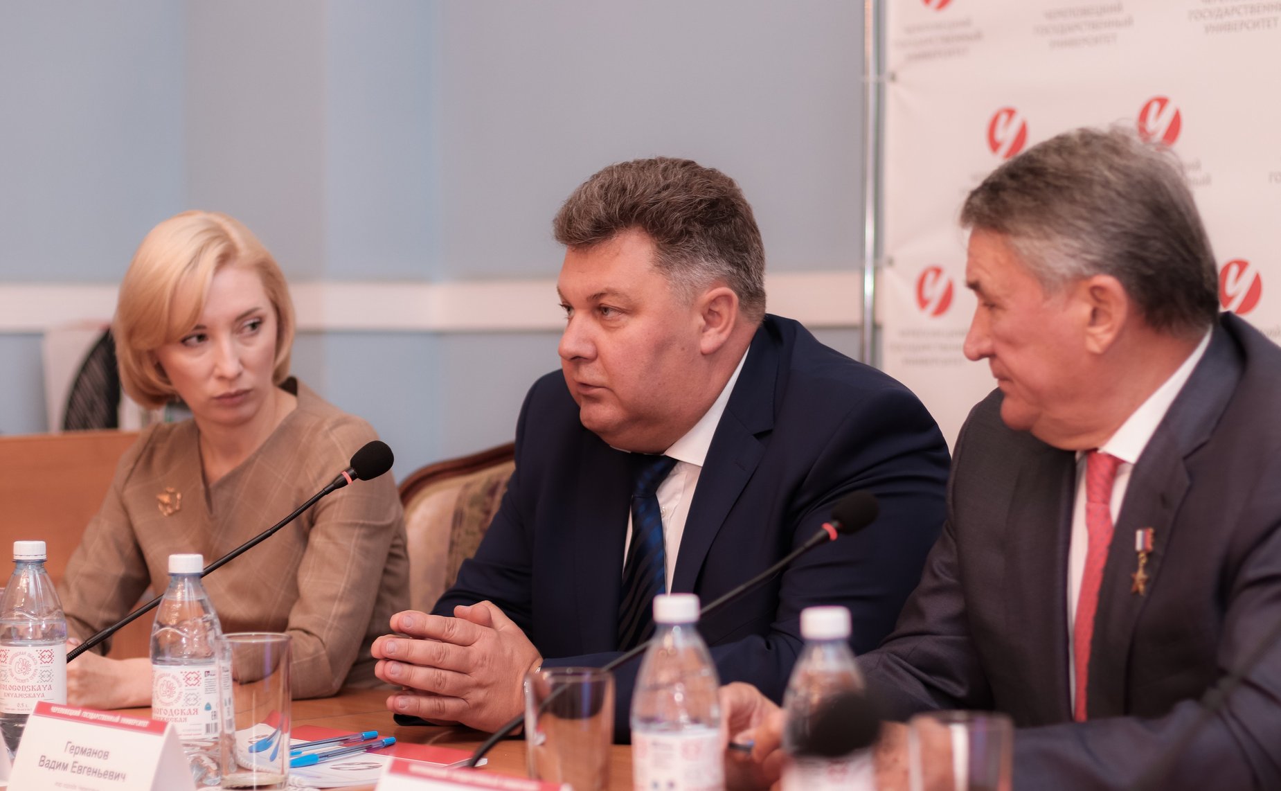 Юрий Воробьев провел встречу с представителями студенческих сообществ и объединений региона на тему «Мир сегодня»