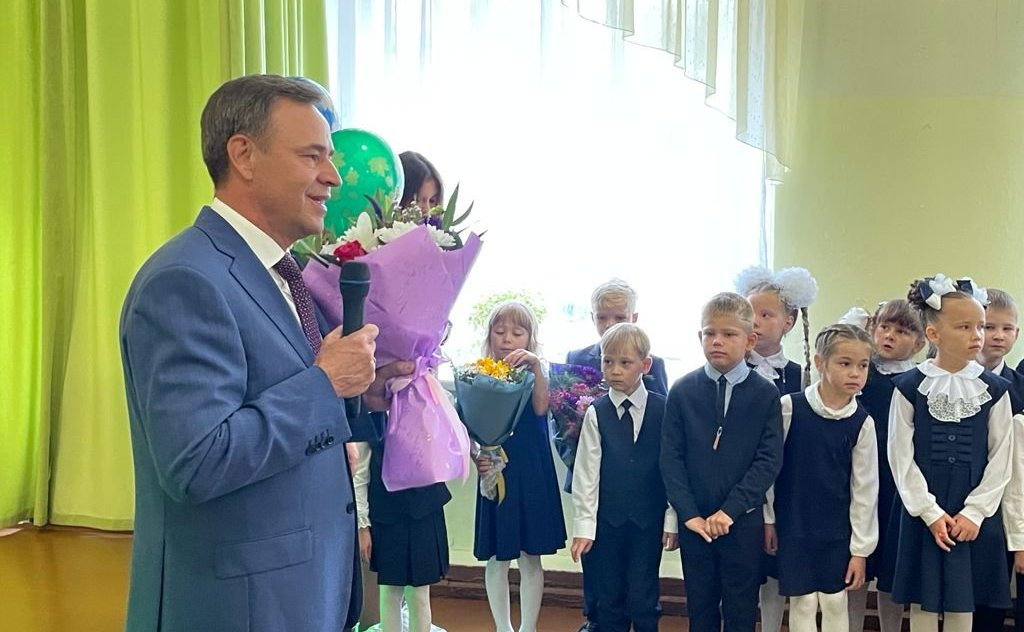 Виктор Новожилов поздравил учеников Вельской школы номер три с Днем знаний