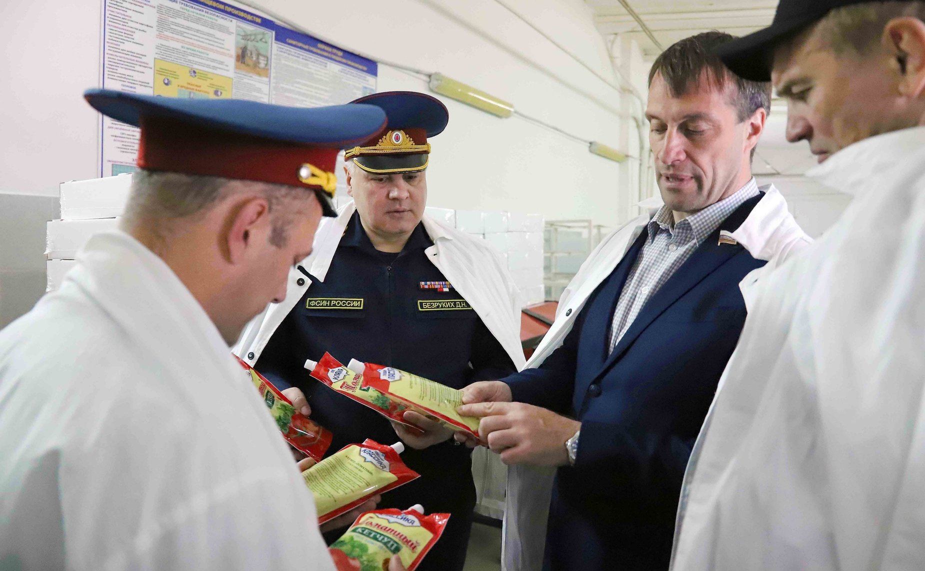 Эдуард Исаков осмотрел производственные и жилые помещения исправительной колонии строгого режима №15 в городе Батайске