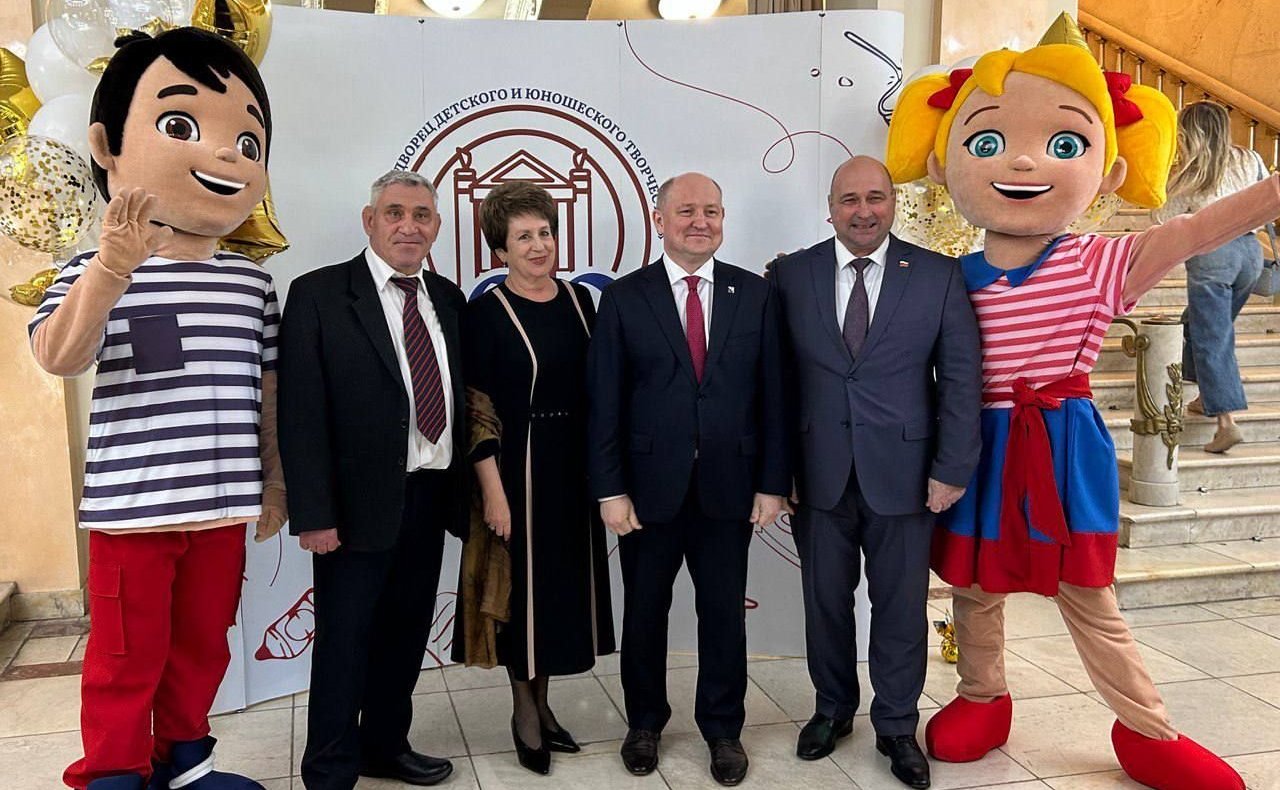 Екатерина Алтабаева в торжественной обстановке поздравила со 100-летним юбилеем Дворец детского и юношеского творчества