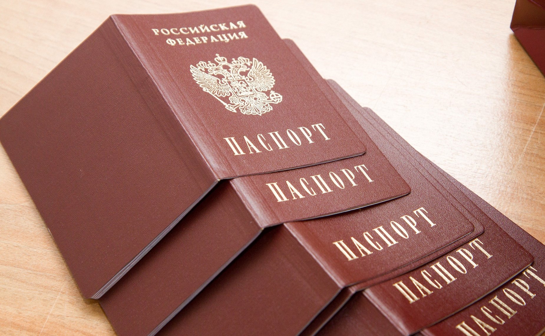 Юрий Воробьев вручил паспорта юным жителям Вологодской области