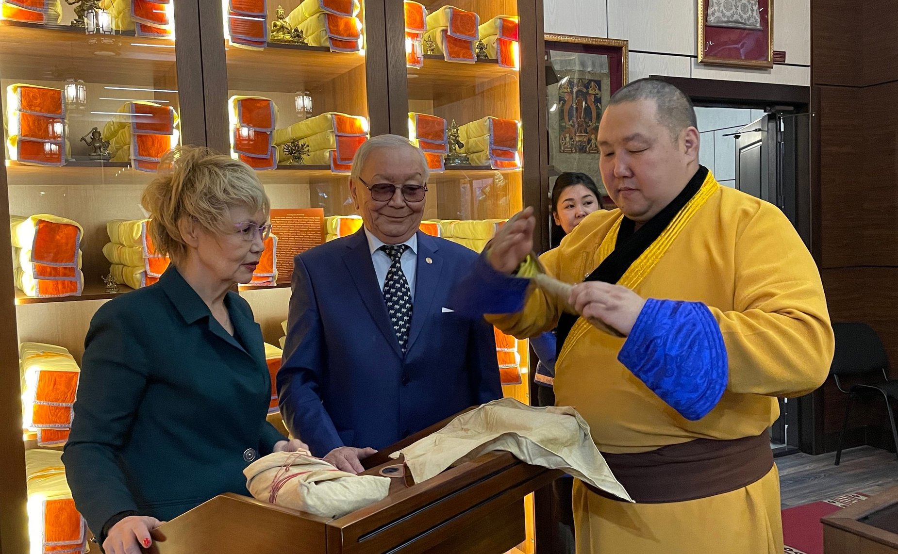 Дина Оюн посетила в Туве открытый в Кызыле храм Тубтен Шедруб Линг
