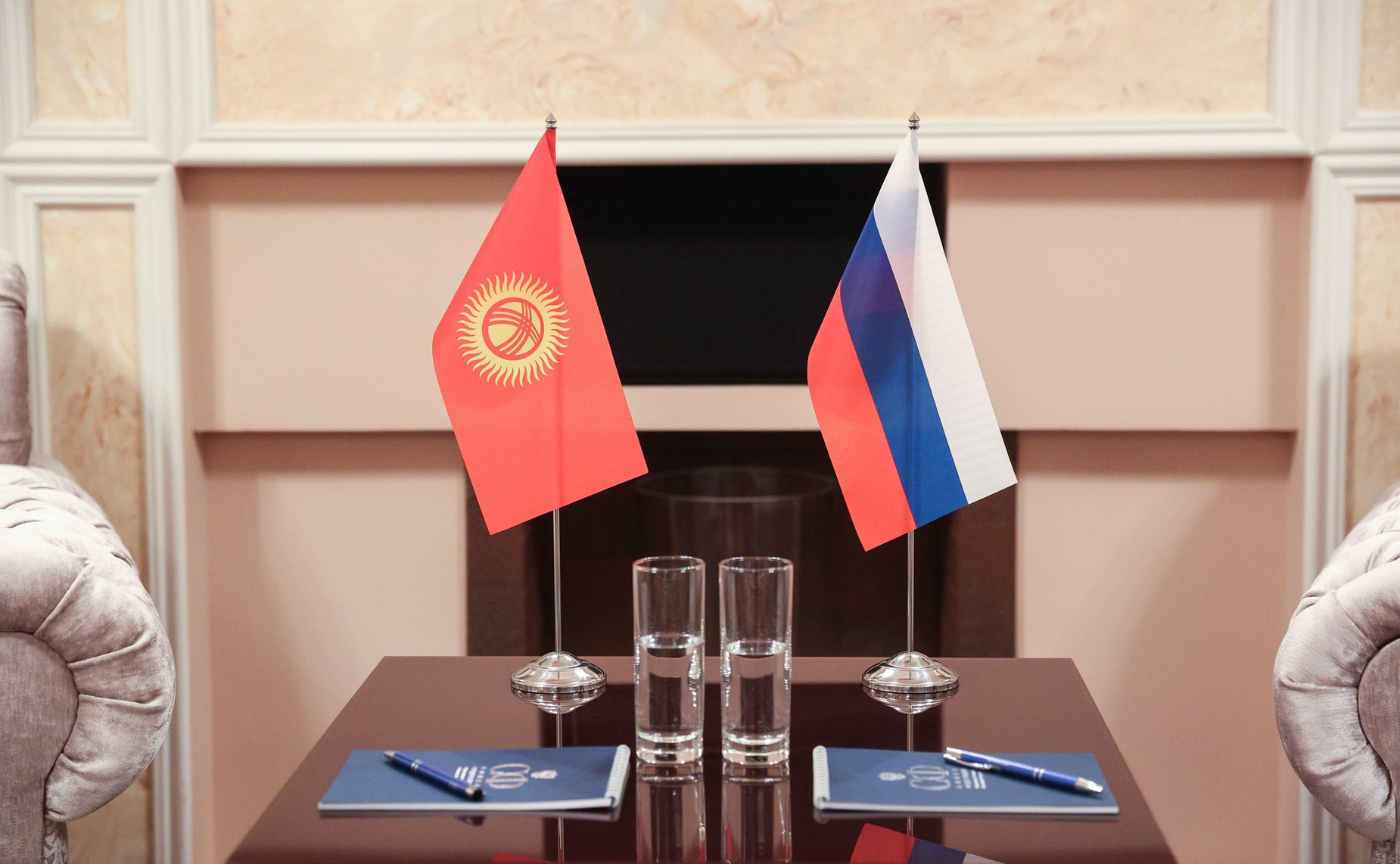 «На полях» Первого Российско-Киргизского женского форума «Диалог женщин России и Кыргызстана во имя будущего» состоялась беседа Валентины Матвиенко с супругой Президента Кыргызской Республики Айгуль Жапаровой