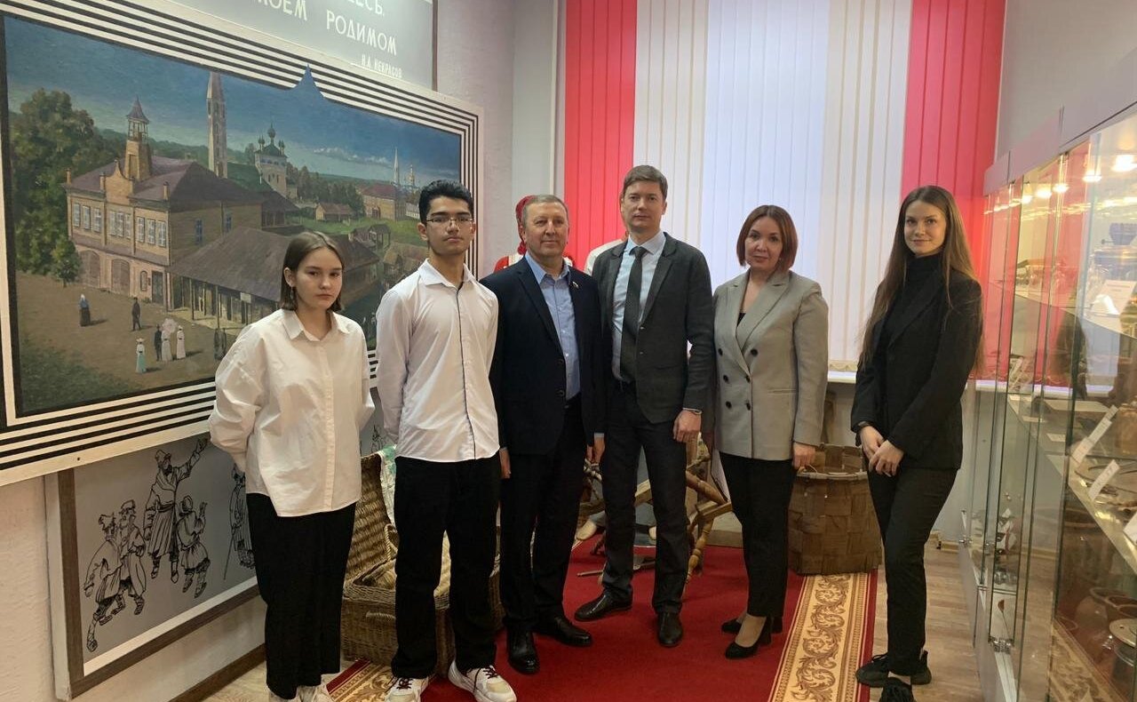 Сергей Березкин наградил победителей V Всероссийской детской творческой школы-конкурса «Портрет твоего края» от региона, а также их учителей-наставников