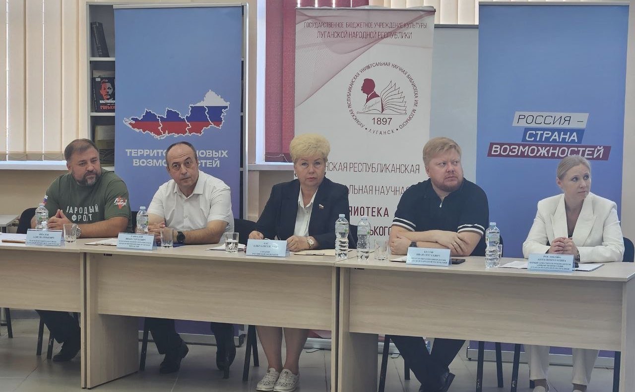 Ольга Бас в ходе поездки в регион приняла участие во встрече со старшеклассниками, где представители проекта «Россия ‒ страна возможностей» подготовили обсуждение на тему «Беслан: никогда снова»