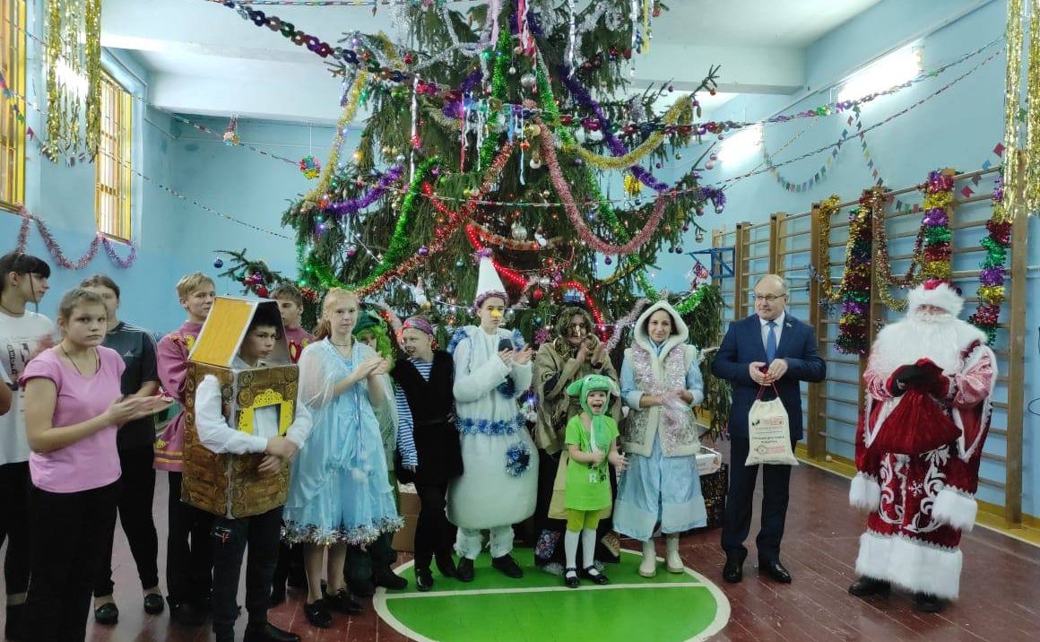 Вместе с Дедом Морозом и Снегурочкой на новогодней ёлке поздравляли детей-сирот Тельченской общеобразовательной школы-интерната Мценского района Орловской области