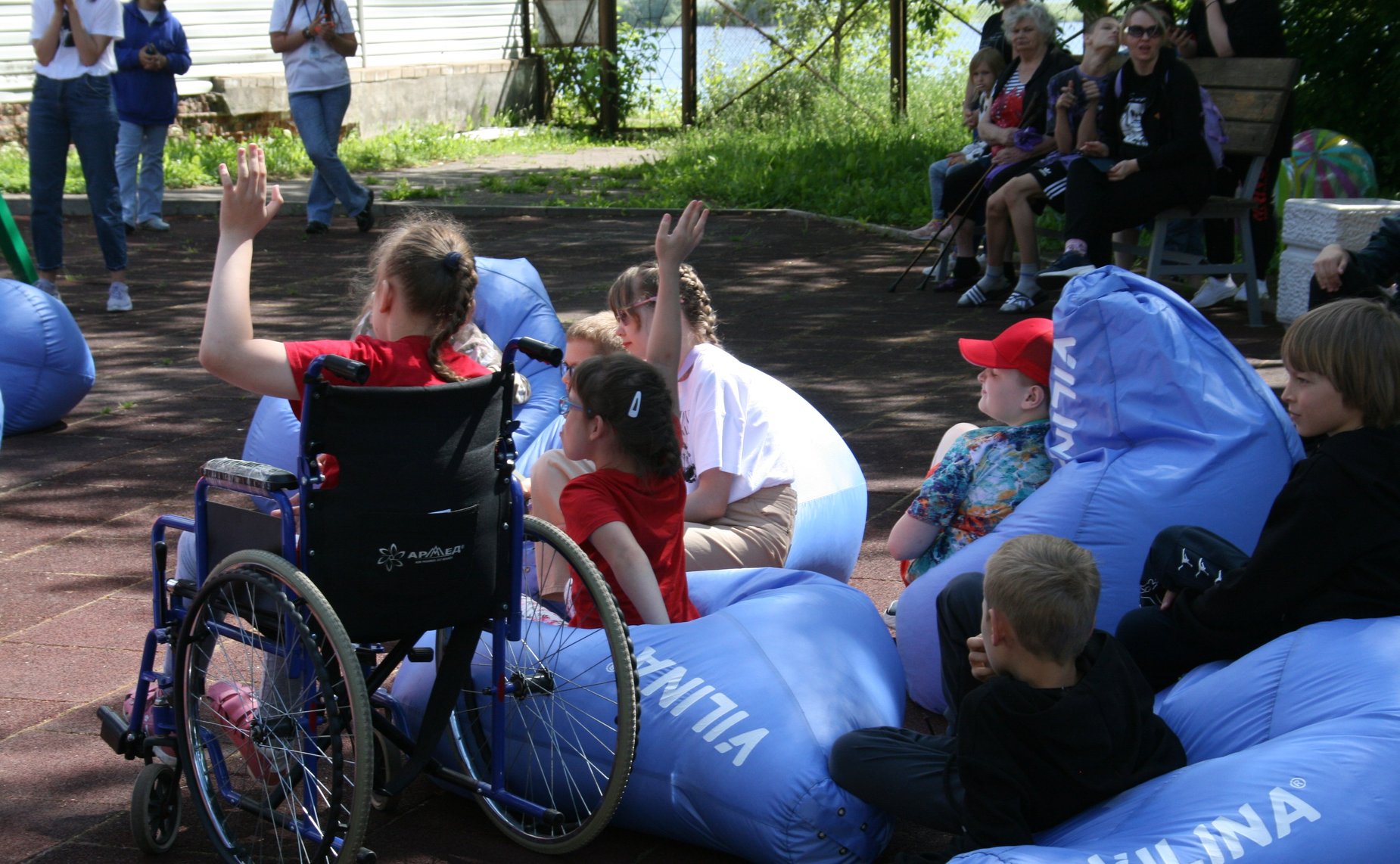Елена Писарева в Новгородском реабилитационном центре побеседовала с родителями и приняла участие в проведении праздника для детей из Белгородской области
