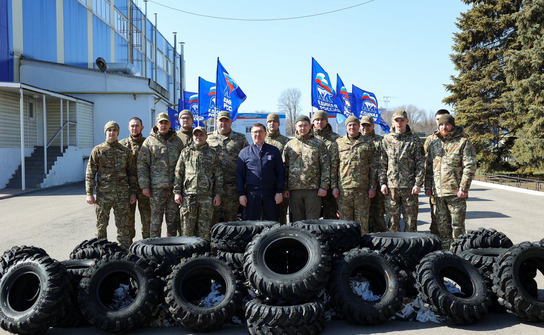 Передача гуманитарного груза бойцам группировки войск «Центр» в Ростовской области