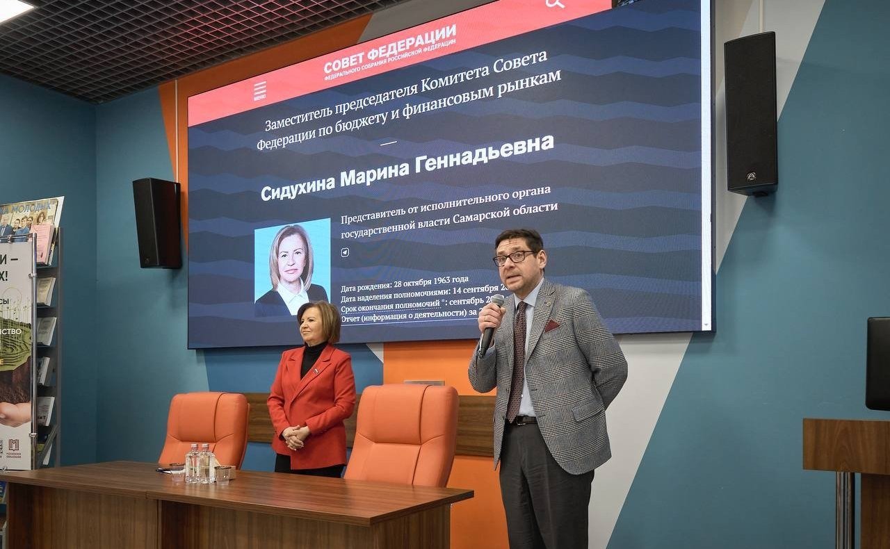 Марина Сидухина провела парламентский диалог со студентами