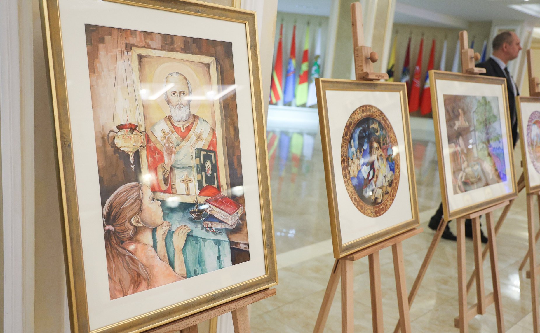 Председатель Совета Федерации Валентина Матвиенко и Святейший Патриарх Московский и Всея Руси Кирилл осмотрели выставку детских рисунков «Красота Божьего мира»