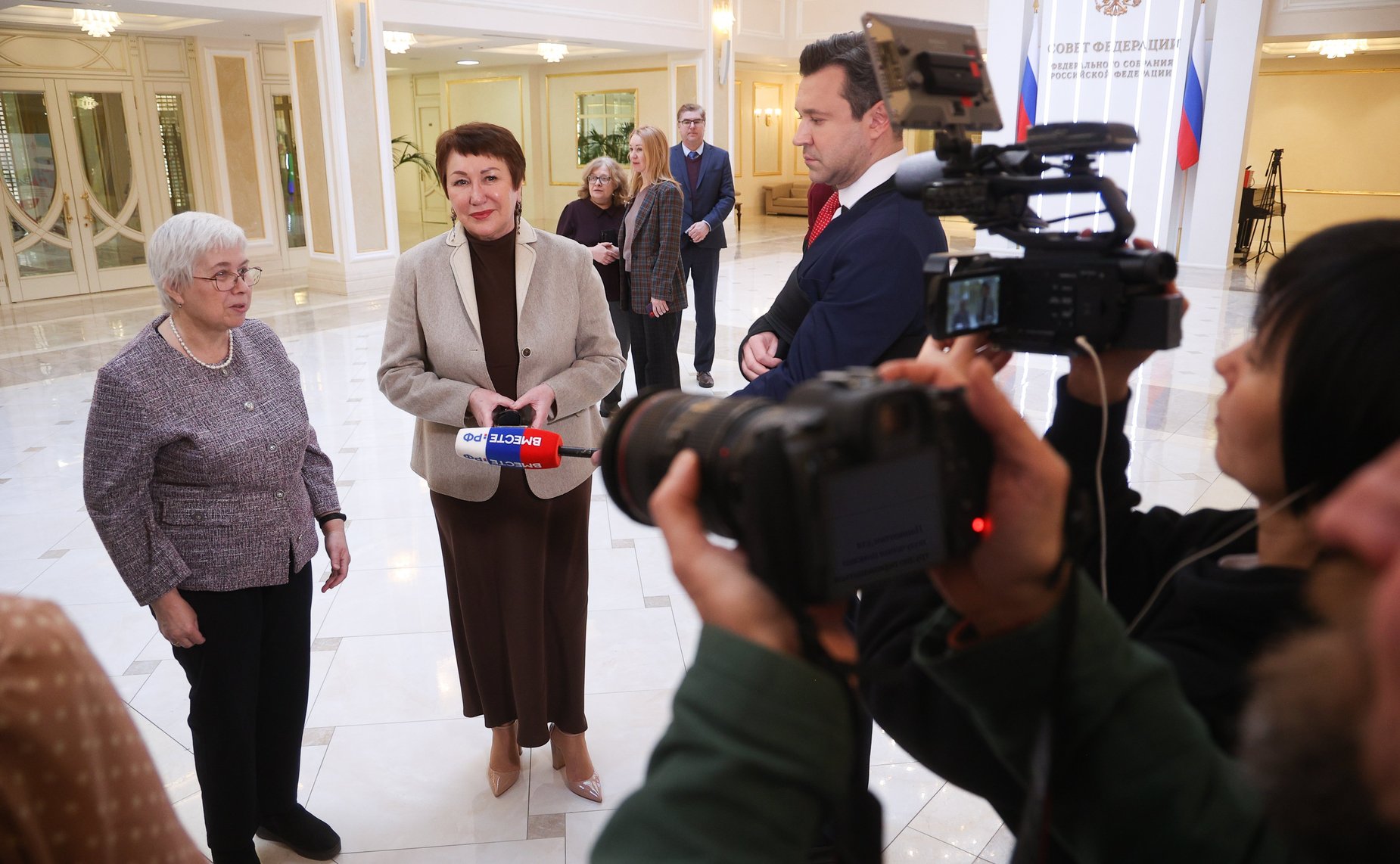 В рамках Дней Воронежской области в Совете Федерации сенаторы РФ приняли участие в осмотре фотовыставки, посвященной редким (орфанным) заболеваниям «В России важен каждый»