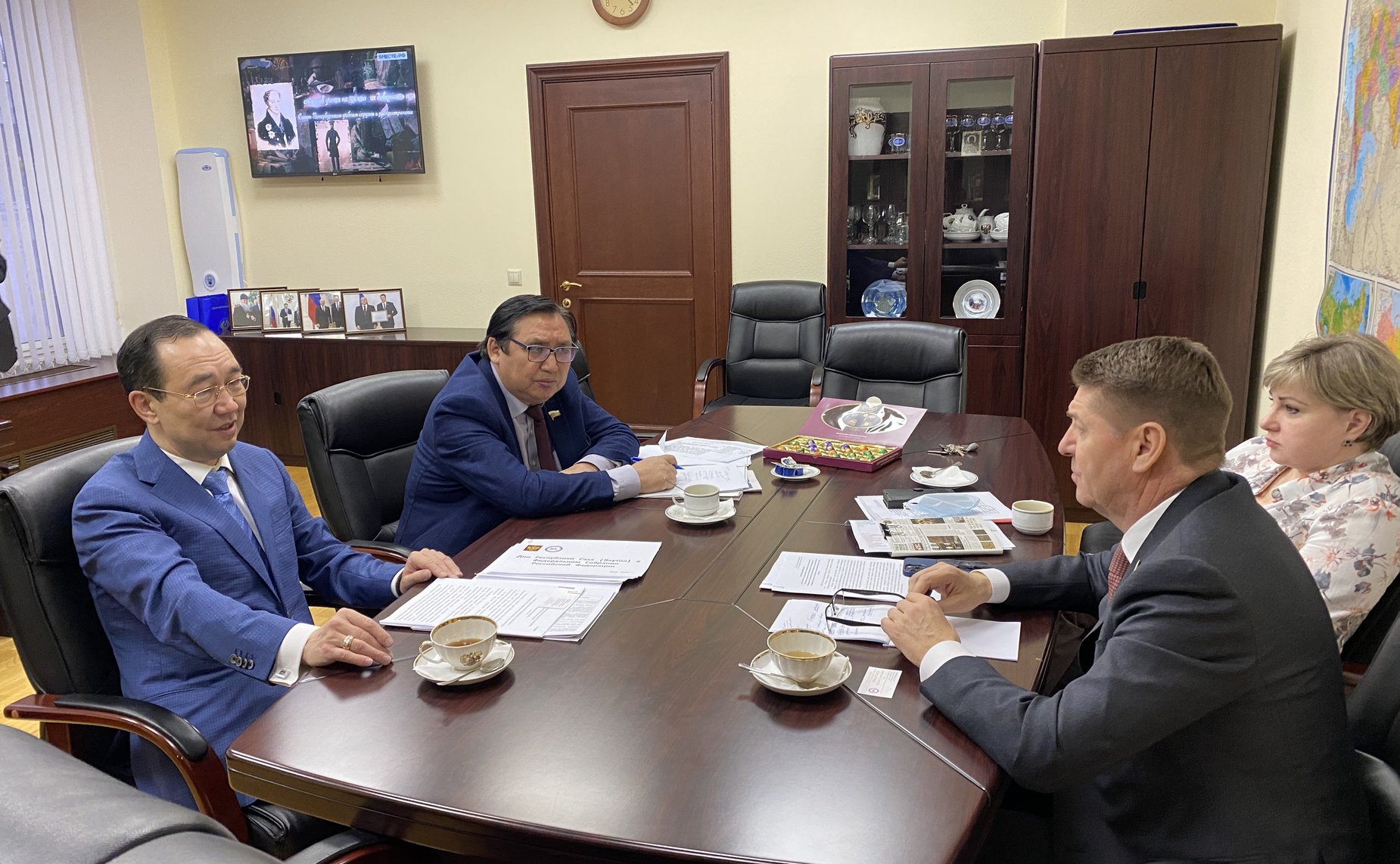 Андрей Шевченко провел встречу с главой Республики Саха (Якутия) Айсеном Николаевым