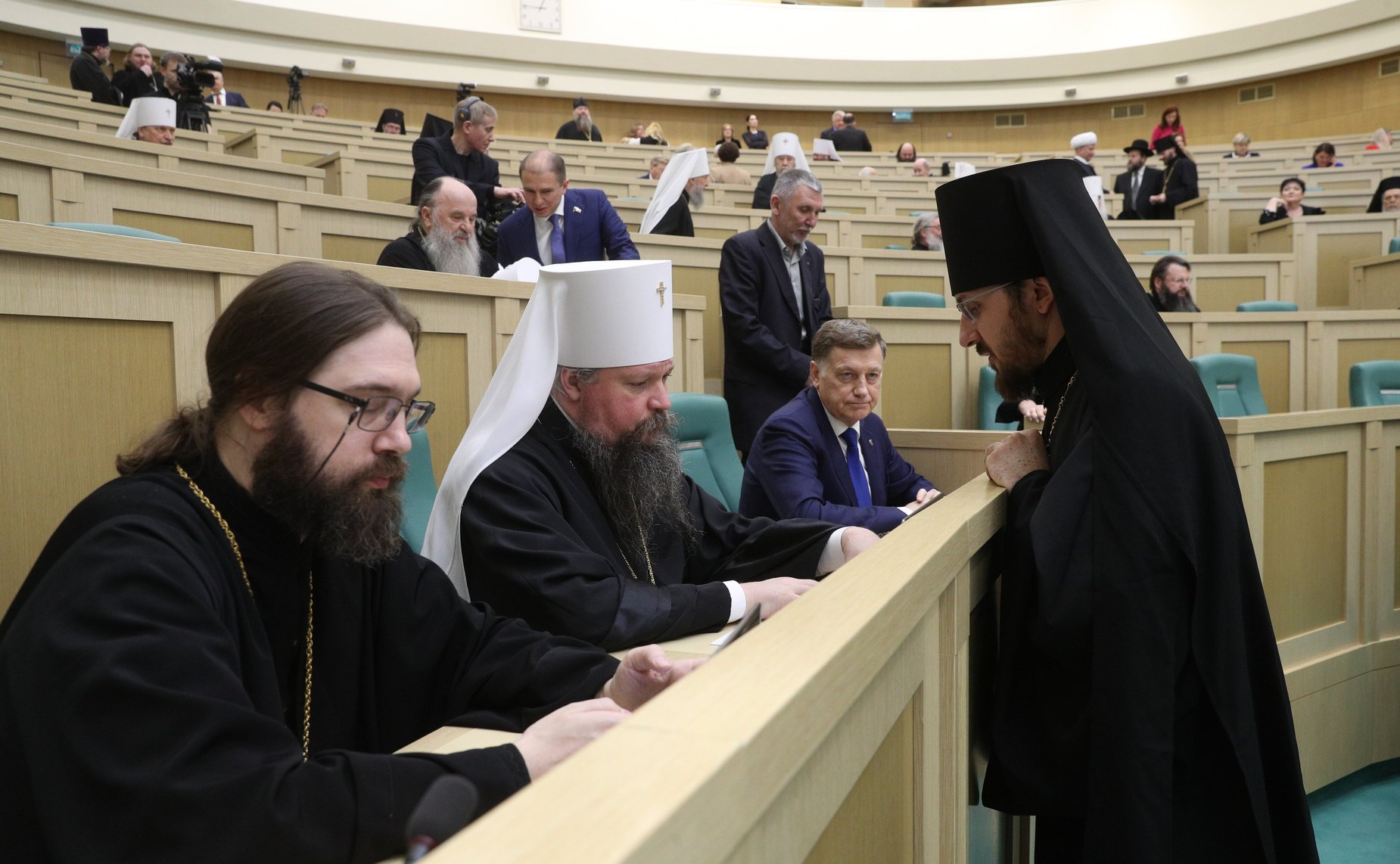 Пленарное заседание Х Парламентских встреч в рамках ХХХ Международных образовательных чтений «К 350-летию со дня рождения Петра I: секулярный мир и религиозность»